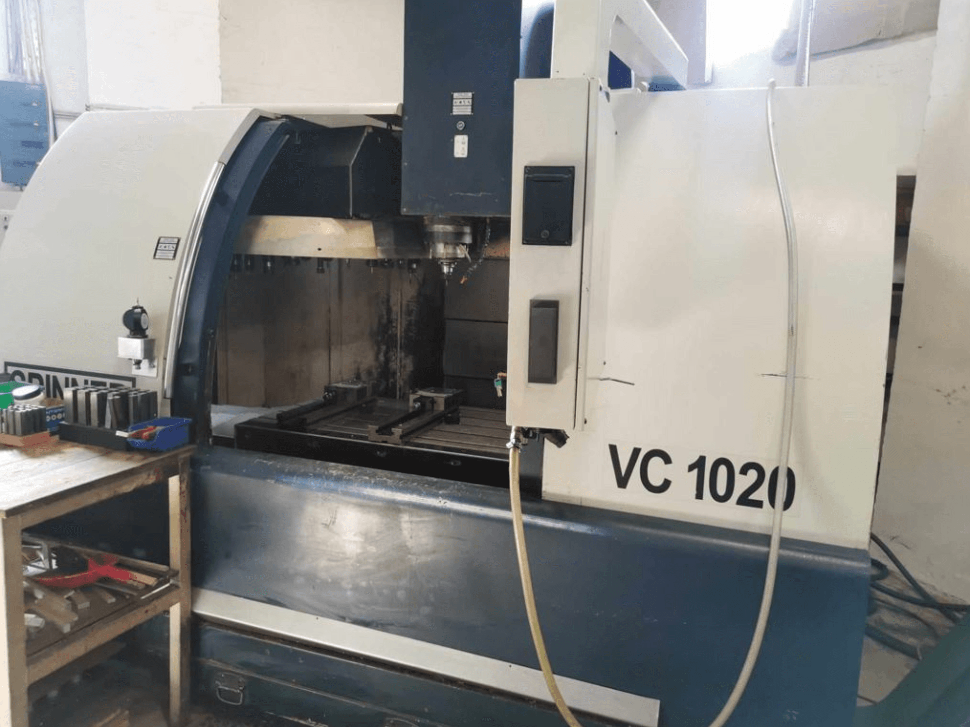 SPINNER VC 1020 vertical machining center in front view, showing operating area and controls on the side.