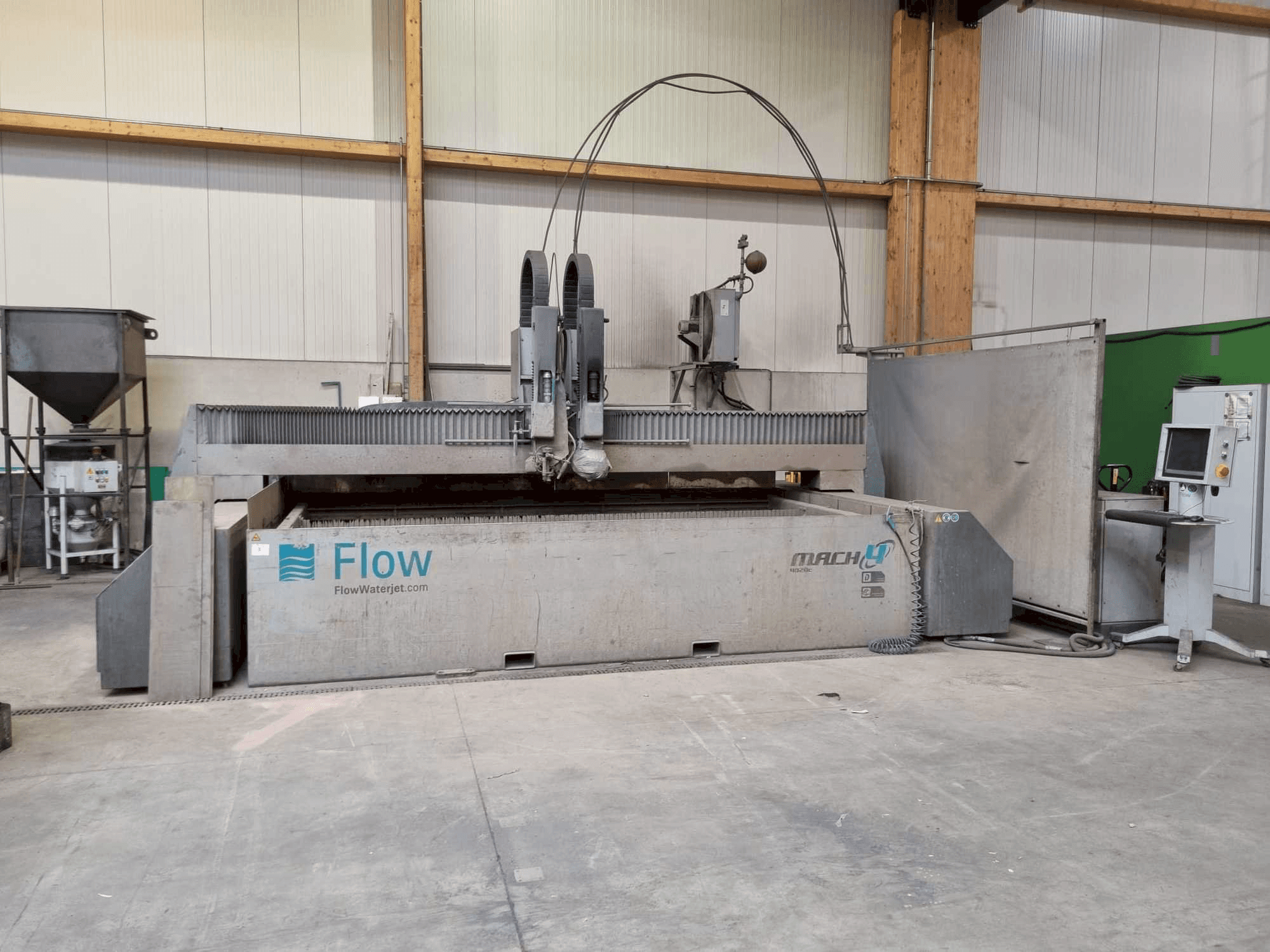 Front view of Flow WMC 2 4020 Mach 4 machine