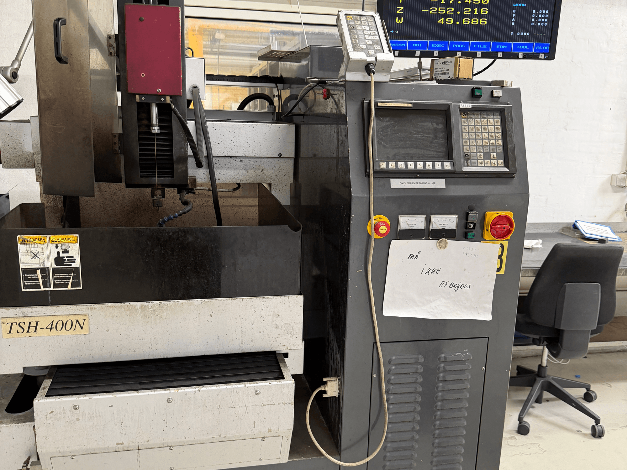 Die-sinking EDM machine TOPEDM TSH-400N, front view showing control panel, processing area, and operational indicators.