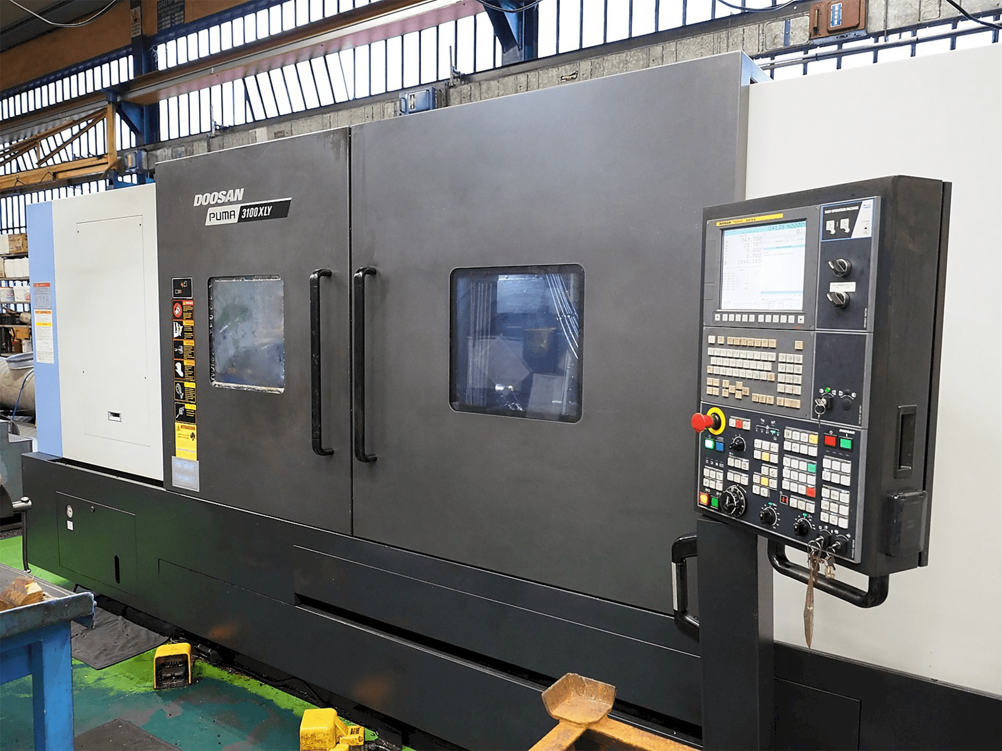 Front view of Doosan Puma 3100XLY machine