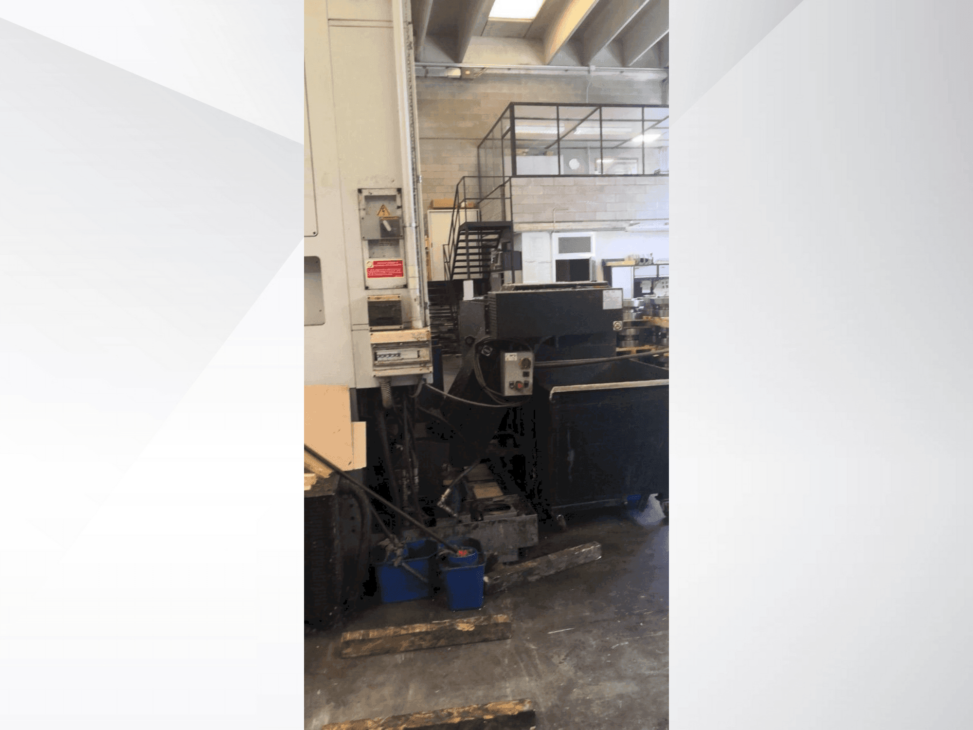 Front view of DOOSAN VT 900 machine