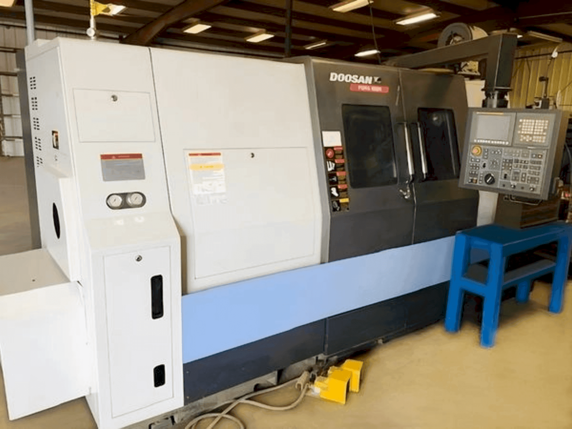 Front view of DOOSAN PUMA 400MB machine
