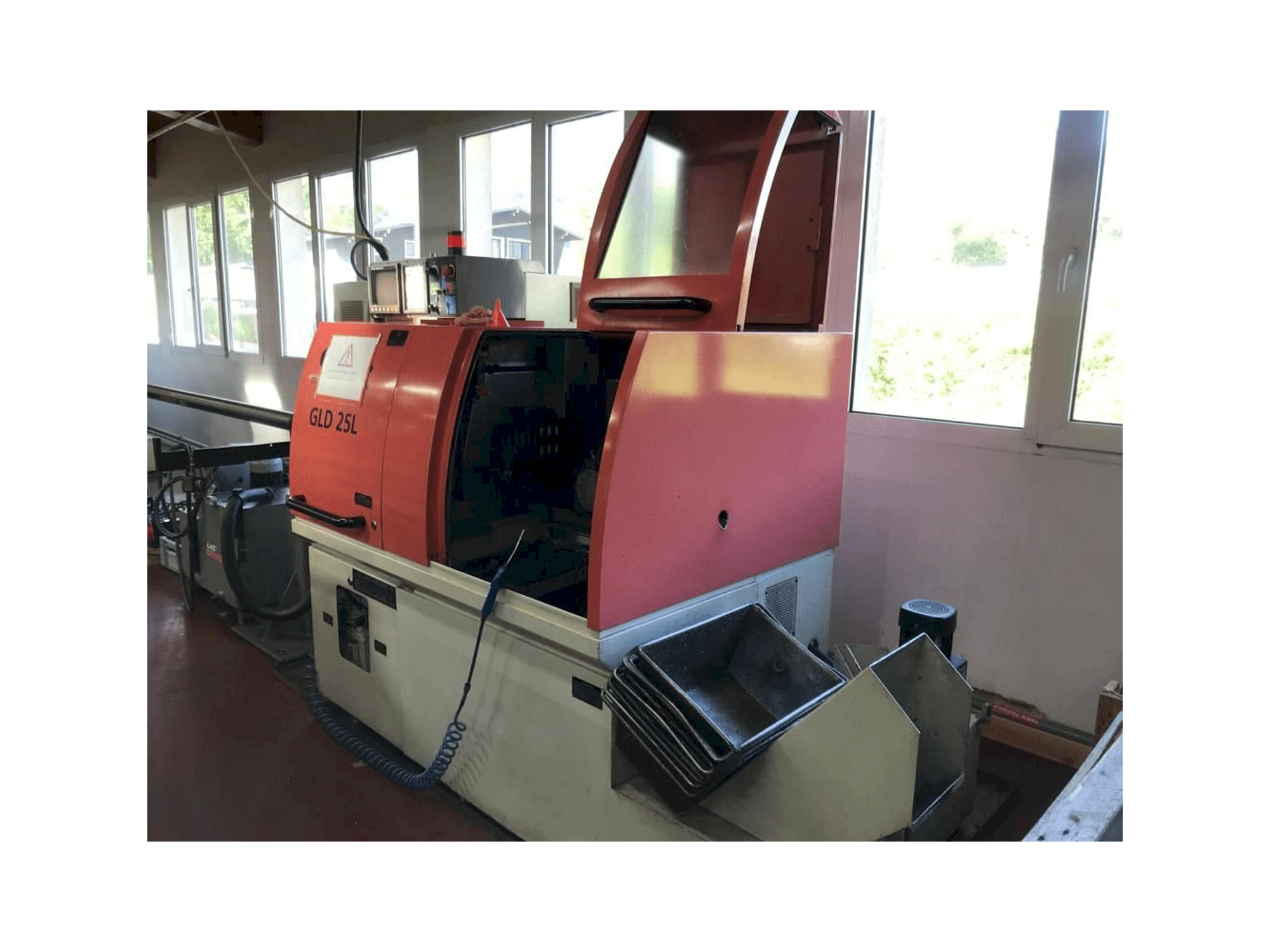 Front view of Gildemeister GLD 25L machine