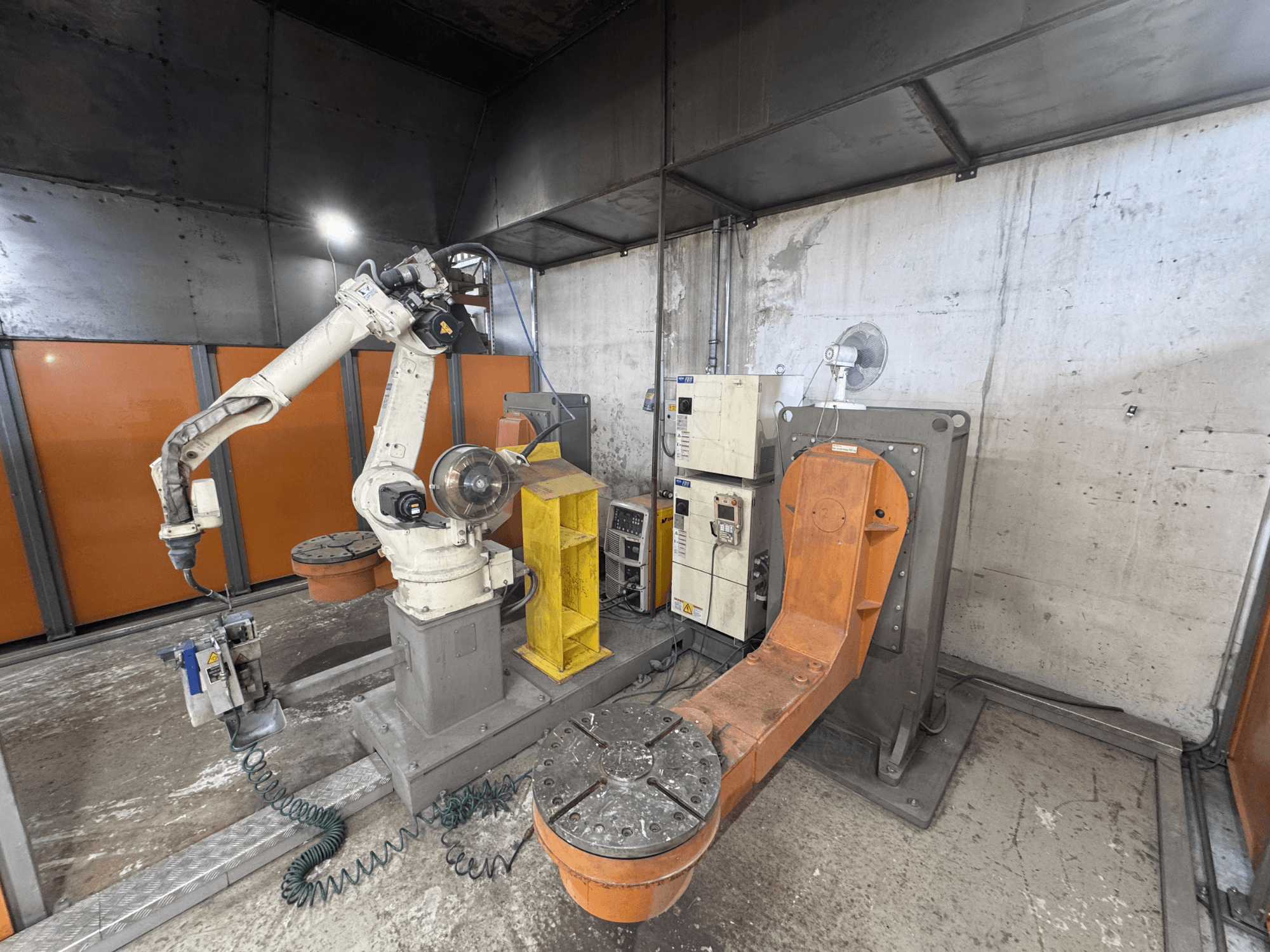 DAIHEN VARSTROJ FD-B4L 1GM/2DM robot arm in industrial setting, side view with control panel and swivel base visible.