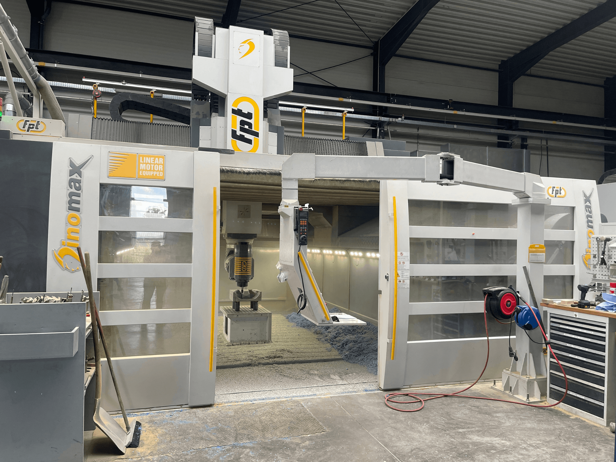 Gantry milling machine FPT DINOMAX viewed from the front, showcasing linear motor, workspace, and control panel details.