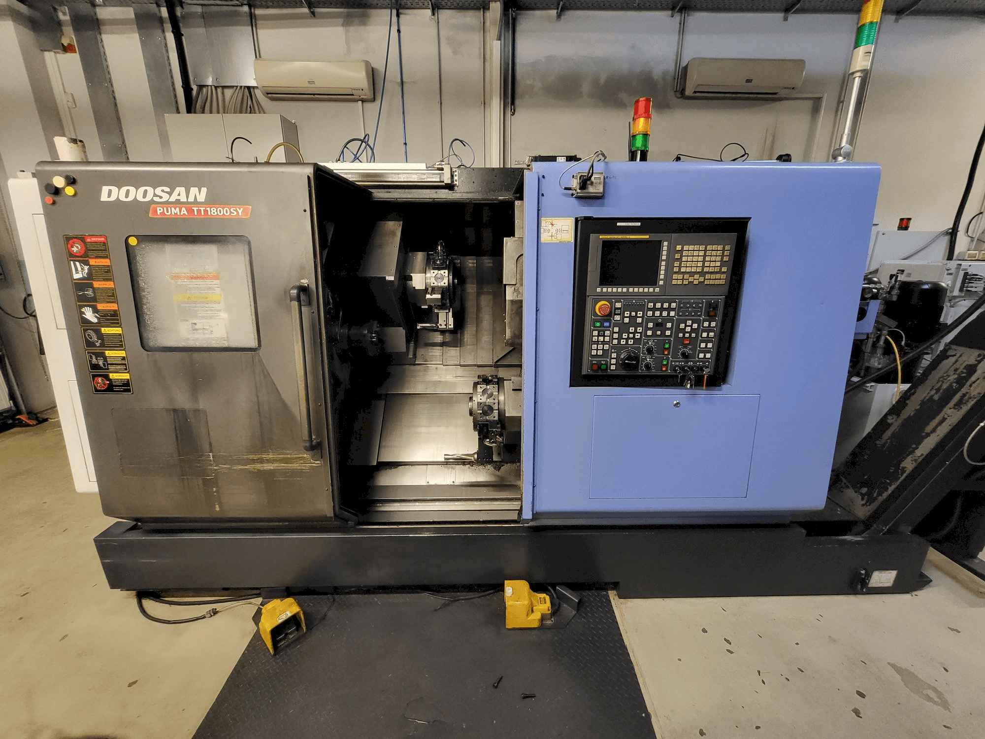 Front view of DOOSAN PUMA TT1800SY machine