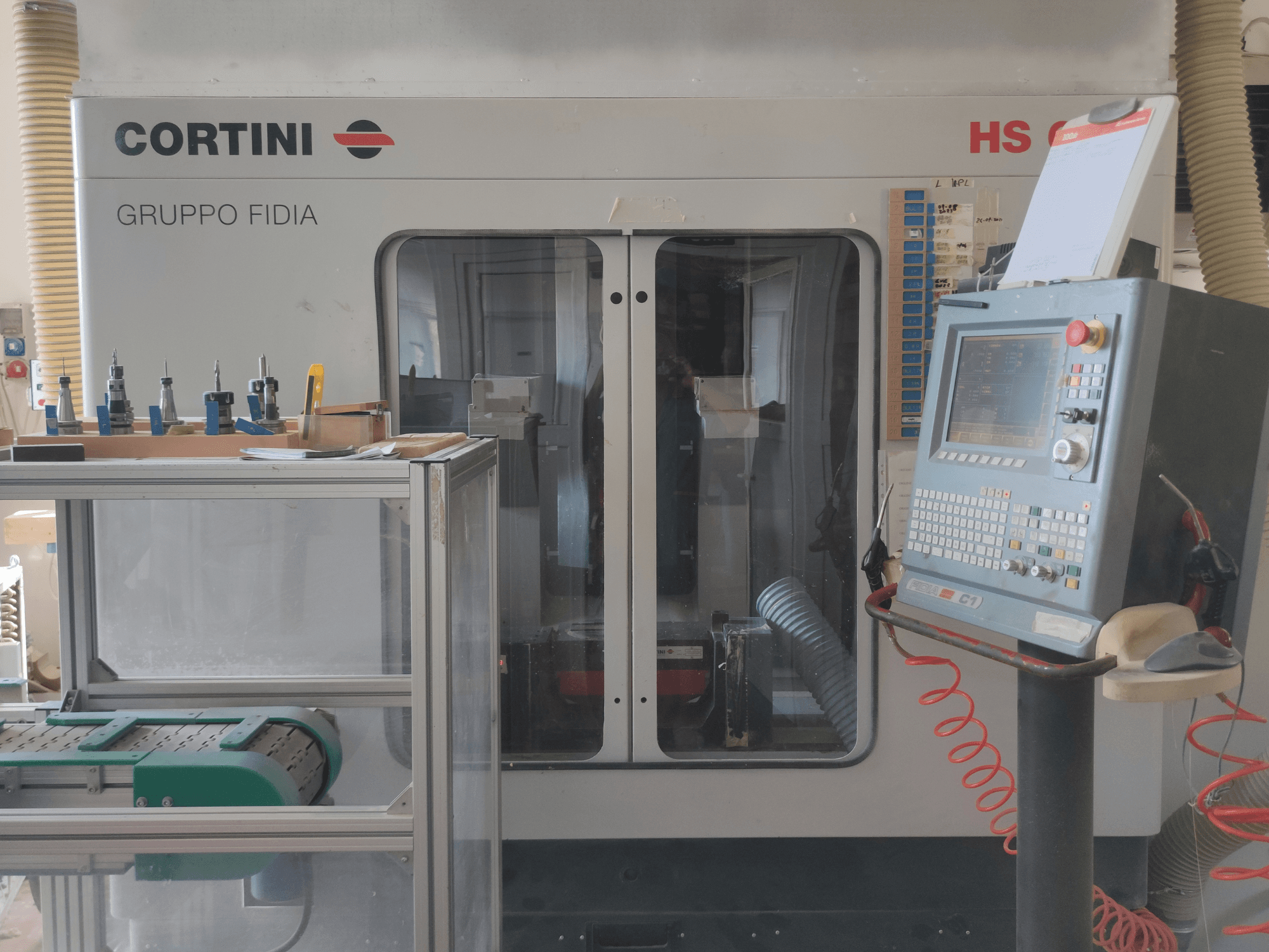 CORTINI HS 644 vertical machining centre front view, featuring control panel, tools on display, and visible machinery components.