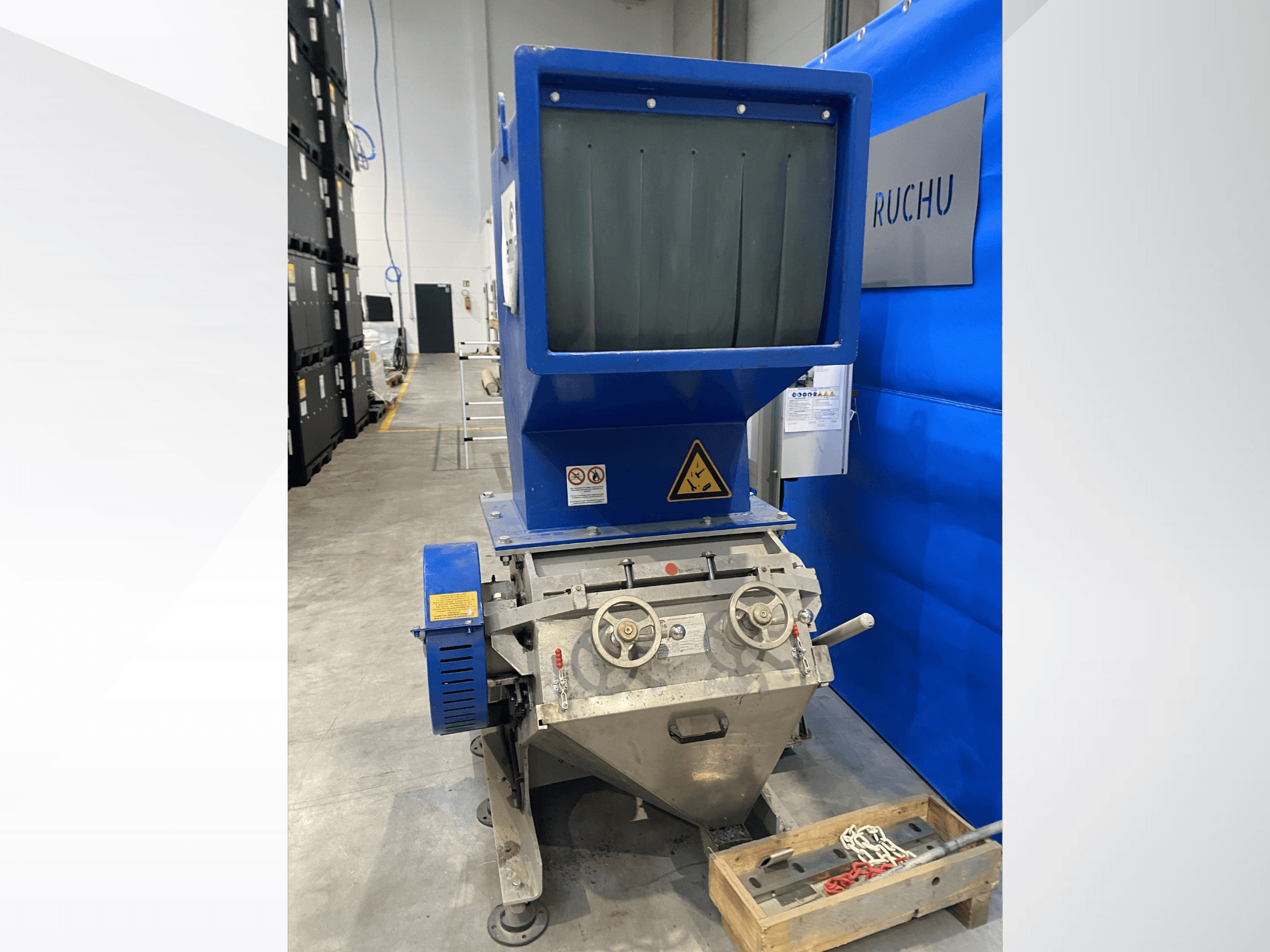Front view of AMIS GSE 300/600 plastic processing machine with blue hopper, control knobs, and warning labels.