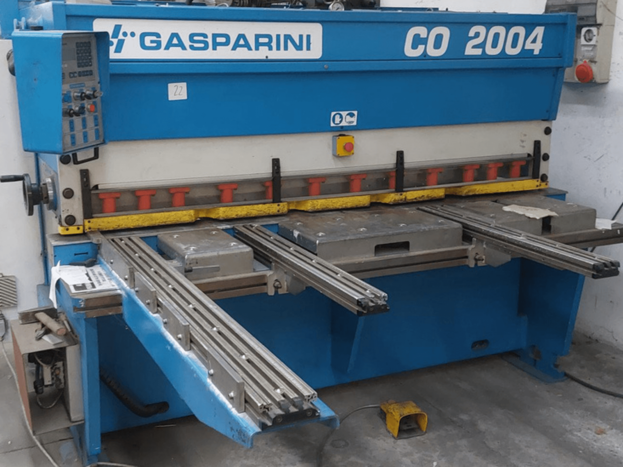 Hydraulic Shearing Machine GASPARINI CO/2004, front view, featuring control panel and metal cutting beds with sliding rails.
