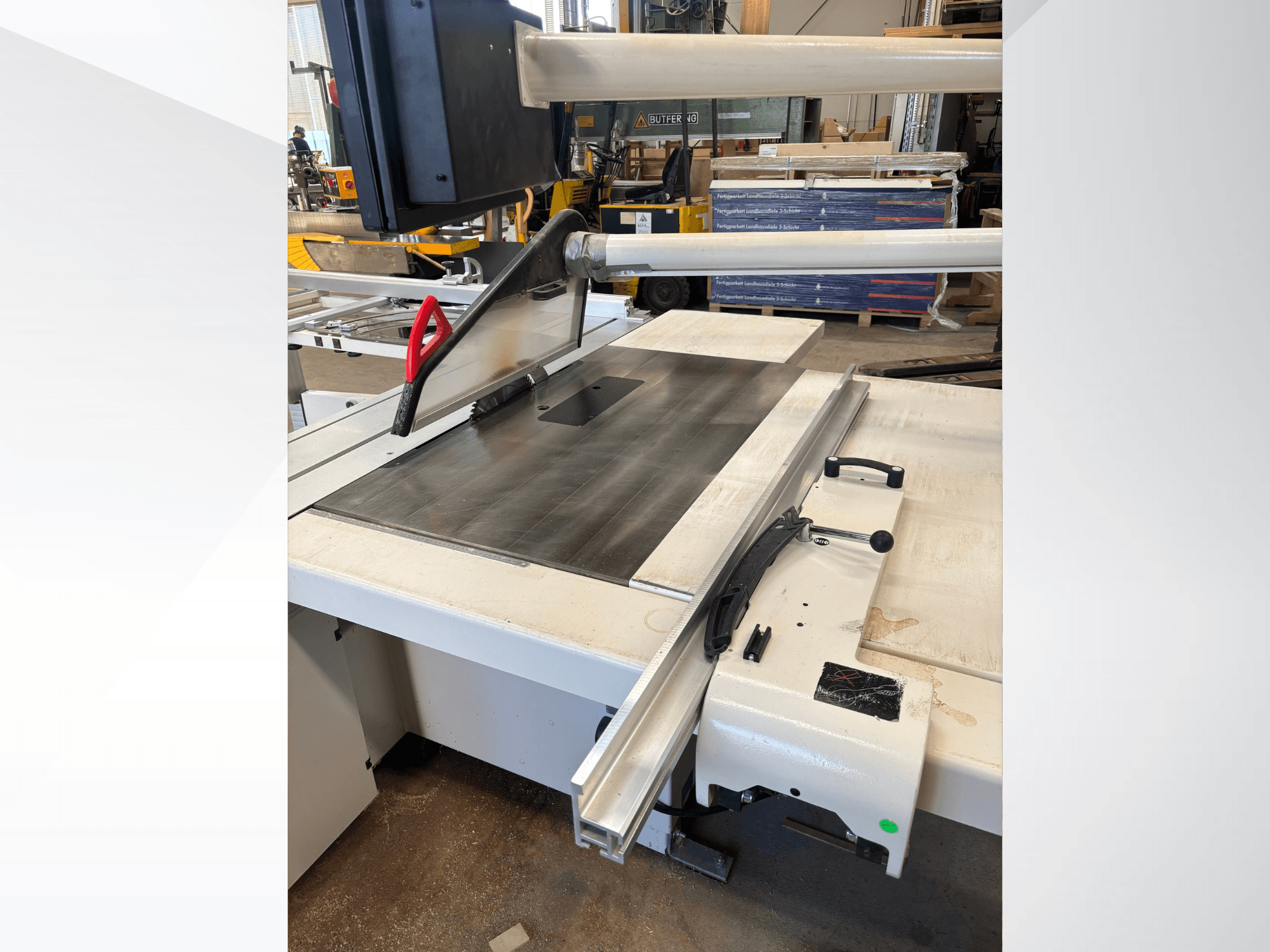 SCM SI 5 panel saw with a metallic table and fence, viewed from the side, showcasing the blade and safety guard.