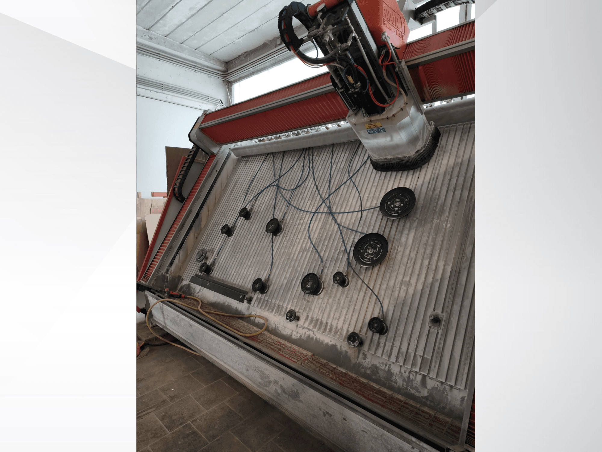 PAVONI V2400 Open Top vertical machining centre, viewed from an angle showcasing the working area and mechanical components.