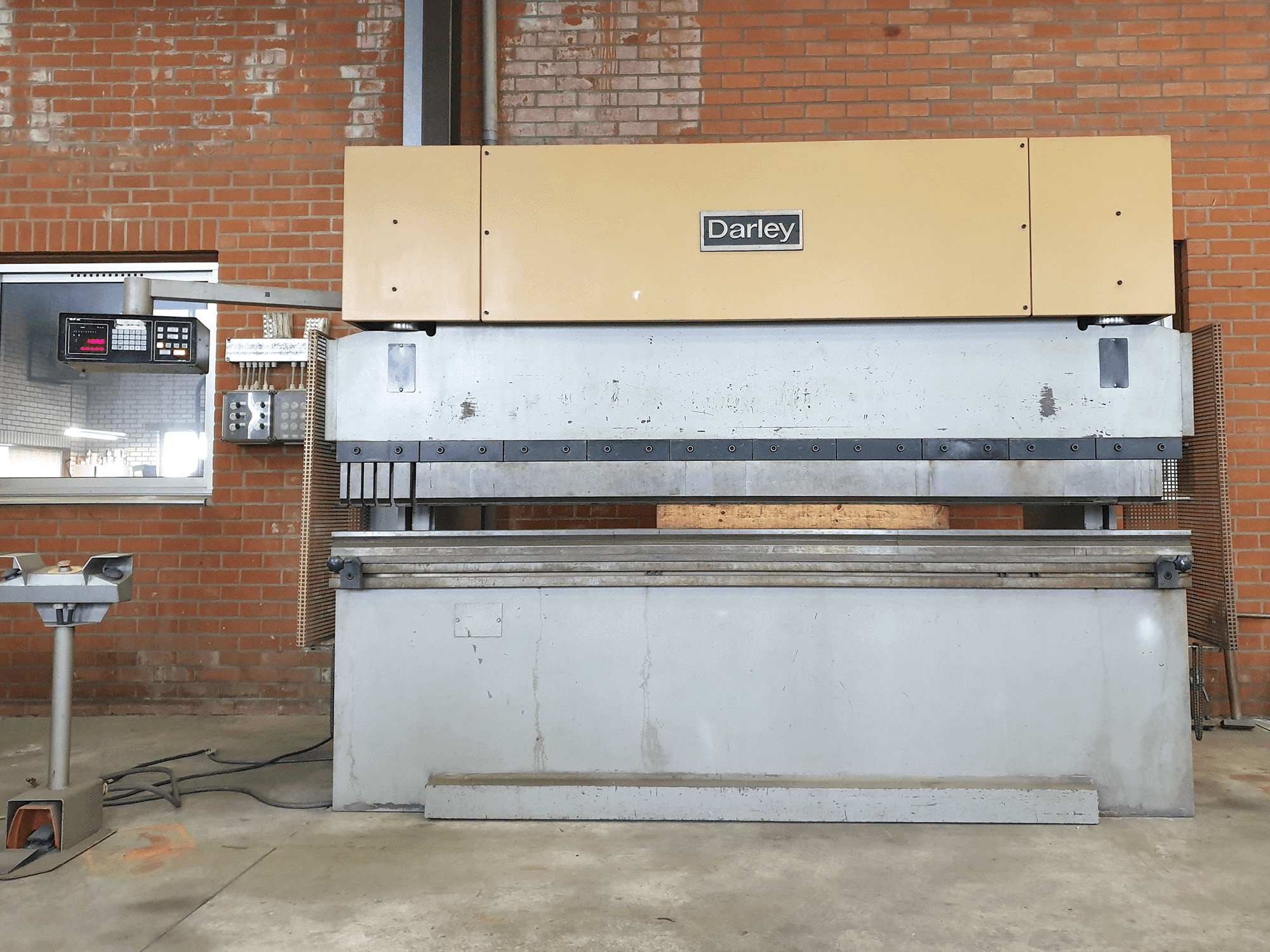 Front view of Darley EHP 110 31/25 Machine