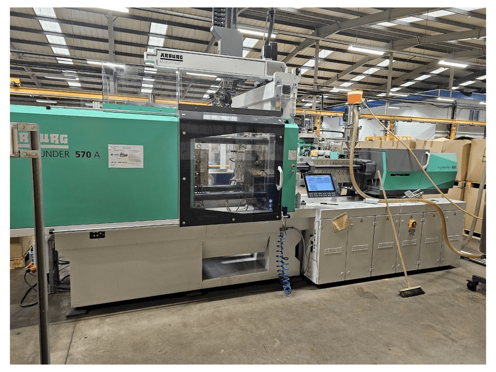 Front view of Arburg Allrounder 570 A 2000-800 machine