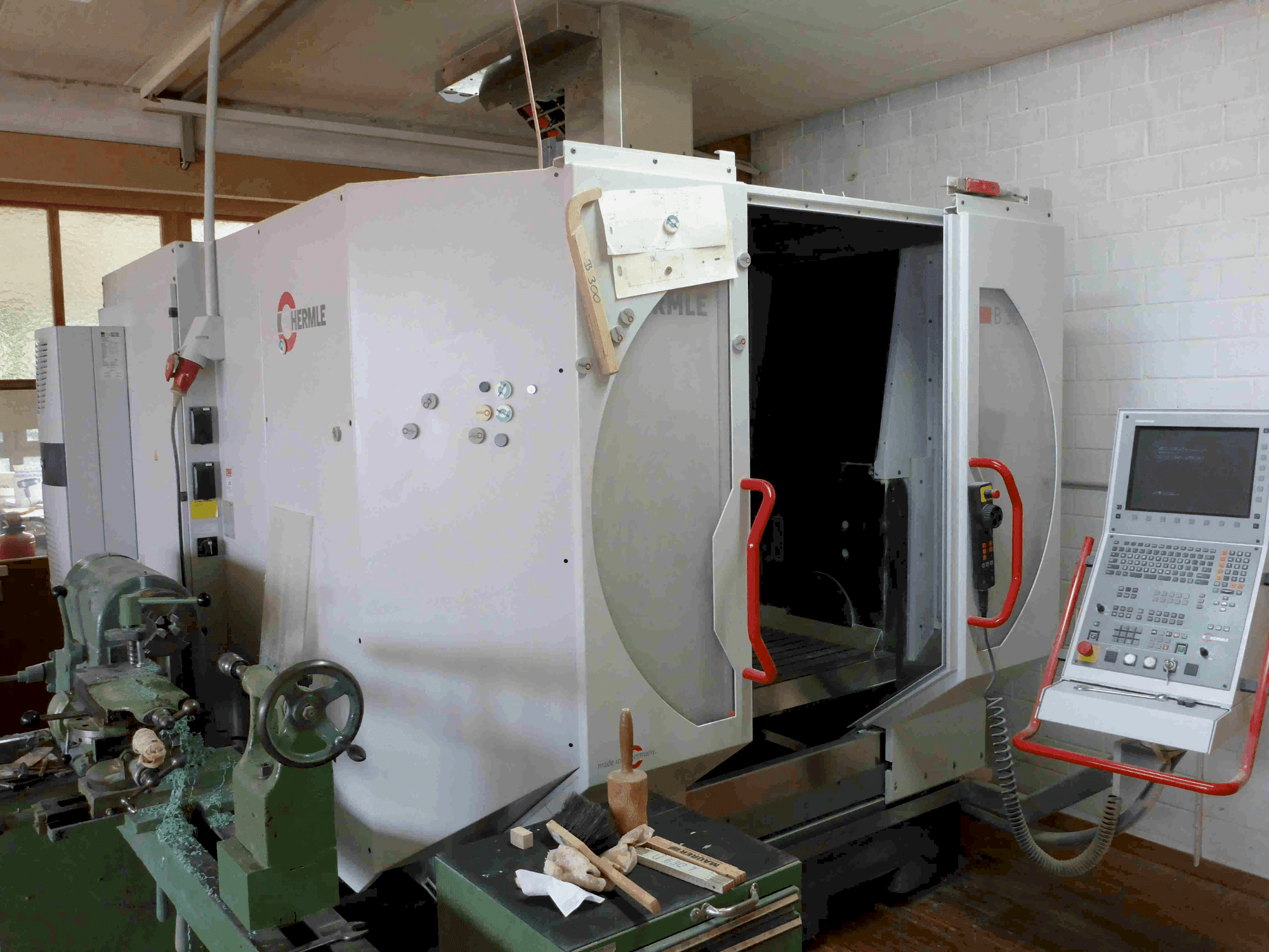 Front view of HERMLE B 300 V machine