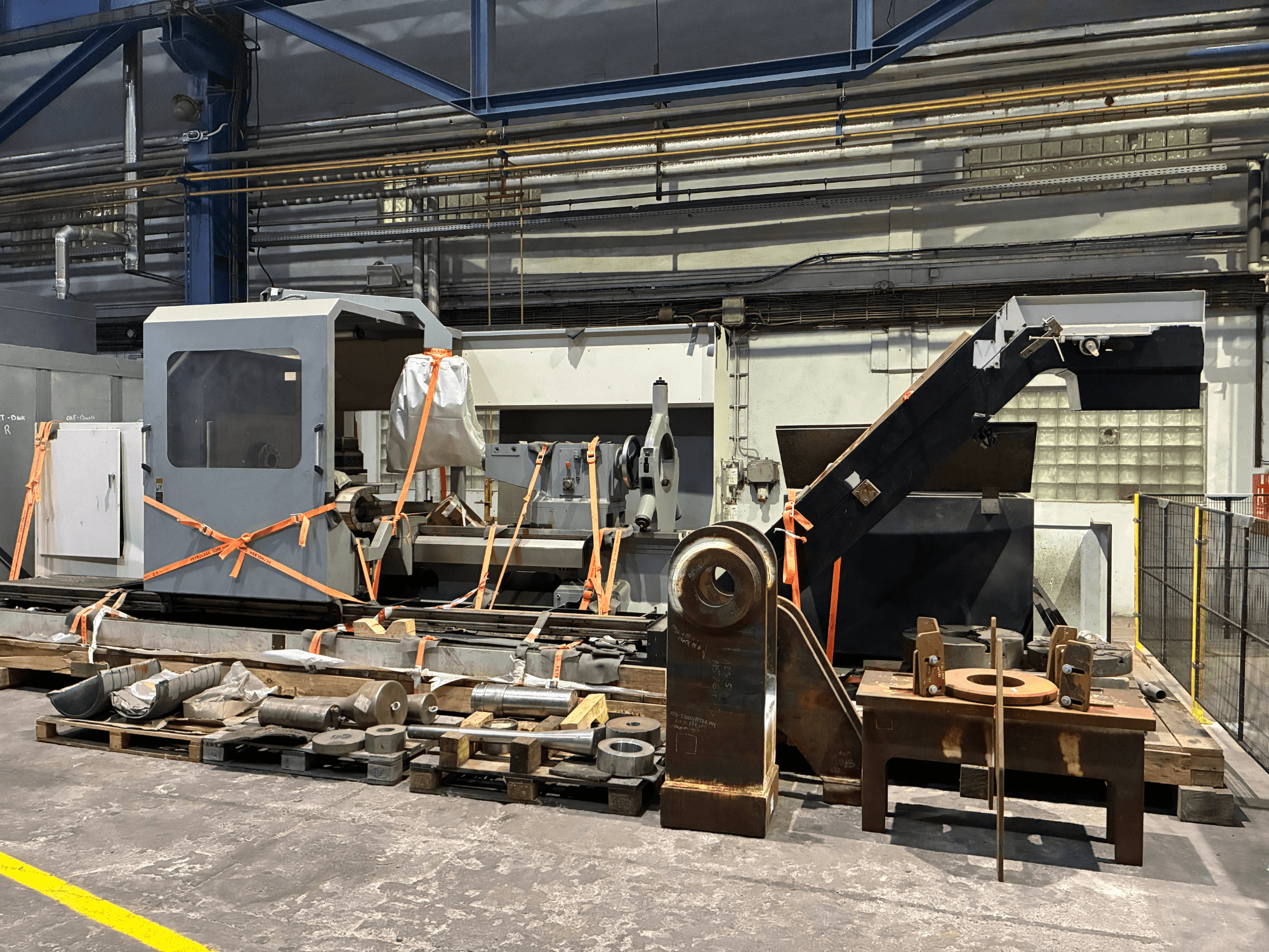 Geminis GT5 G2-1000x2000 horizontal turning machine showcasing its front view, secured with straps, surrounded by various equipment.