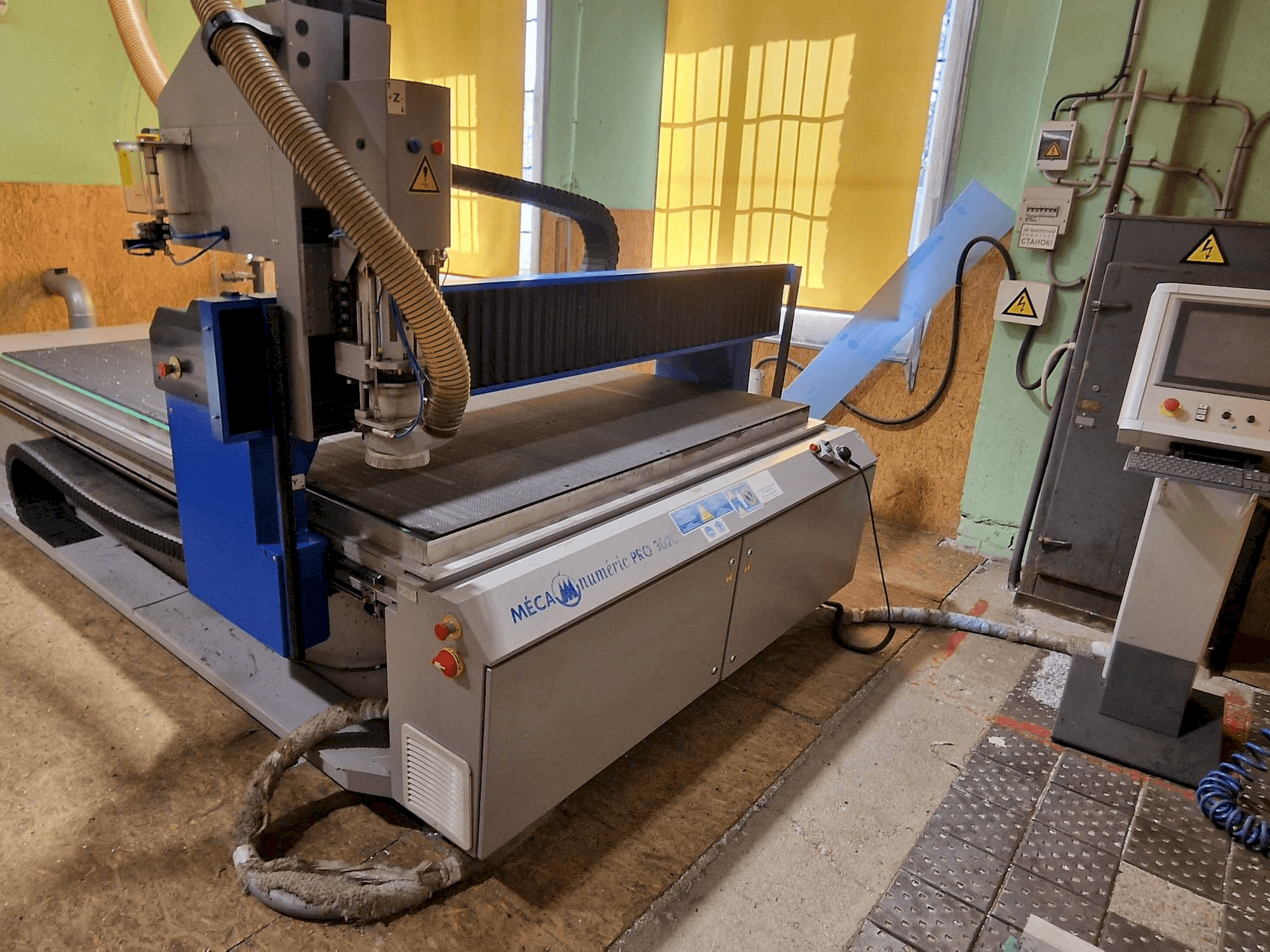 Front view of MECANUMERIC MECAPRO 3020 machine