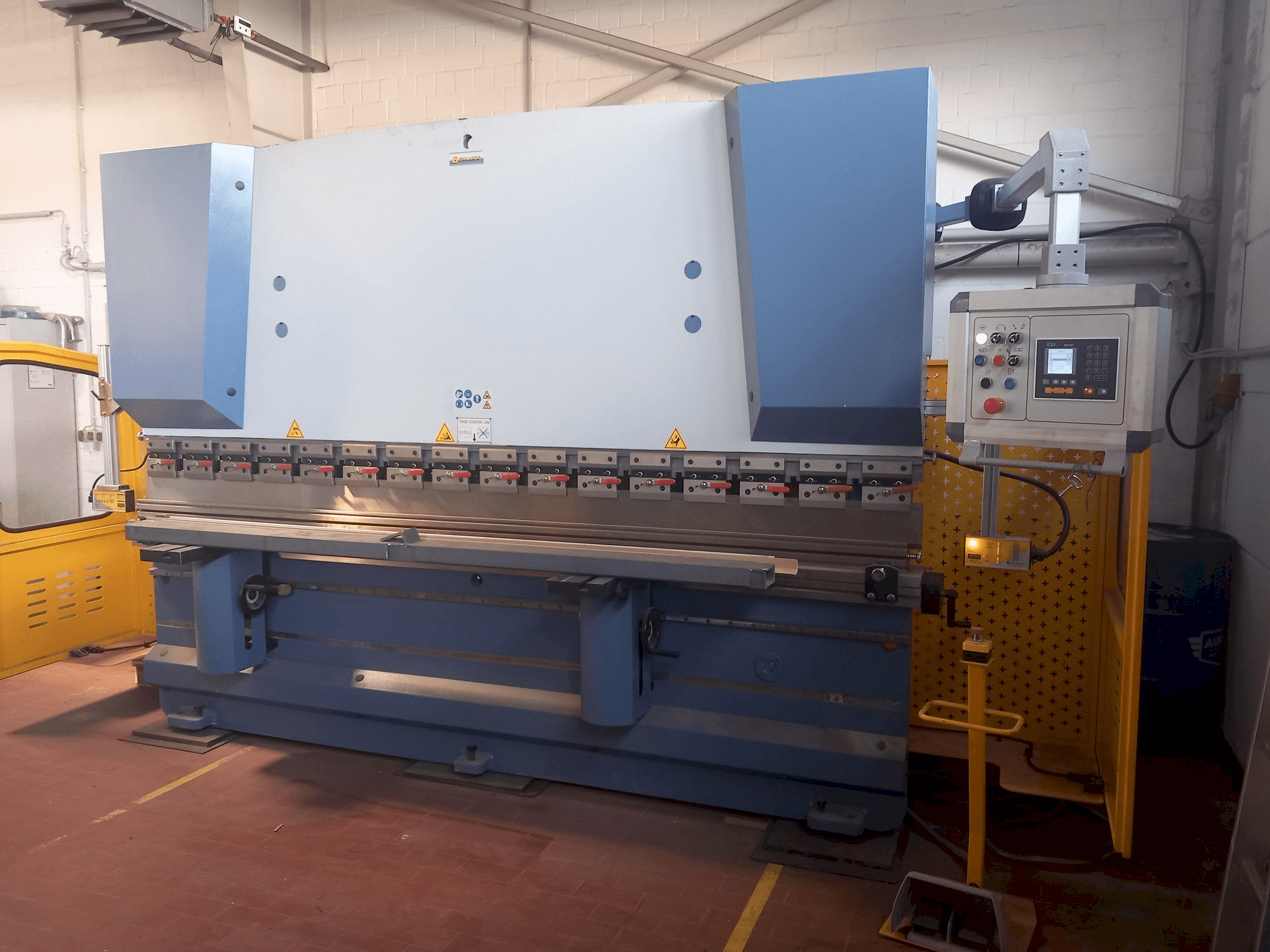 Front view of Bernardo APH 3200X125 machine
