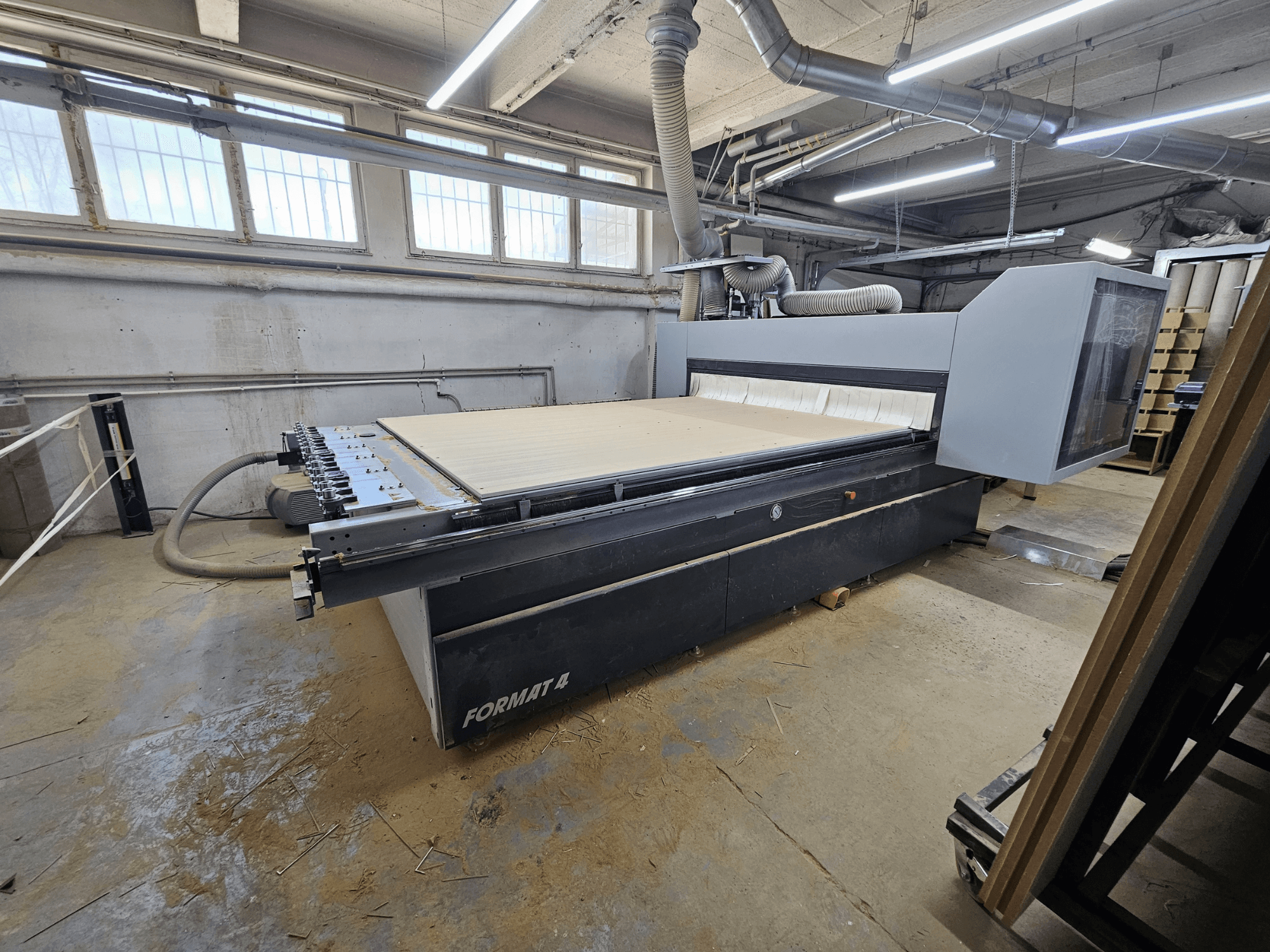 CNC Router FORMAT4 Profit H80 21.31, side view showing the large working table and control panel in a workshop setting.