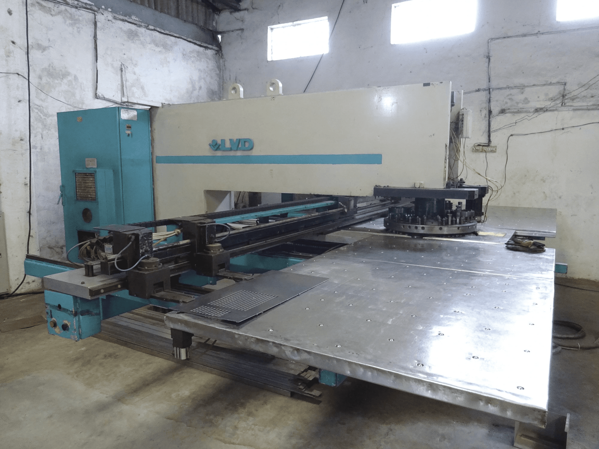 Left view of LVD DELTA 1250 LB TK machine
