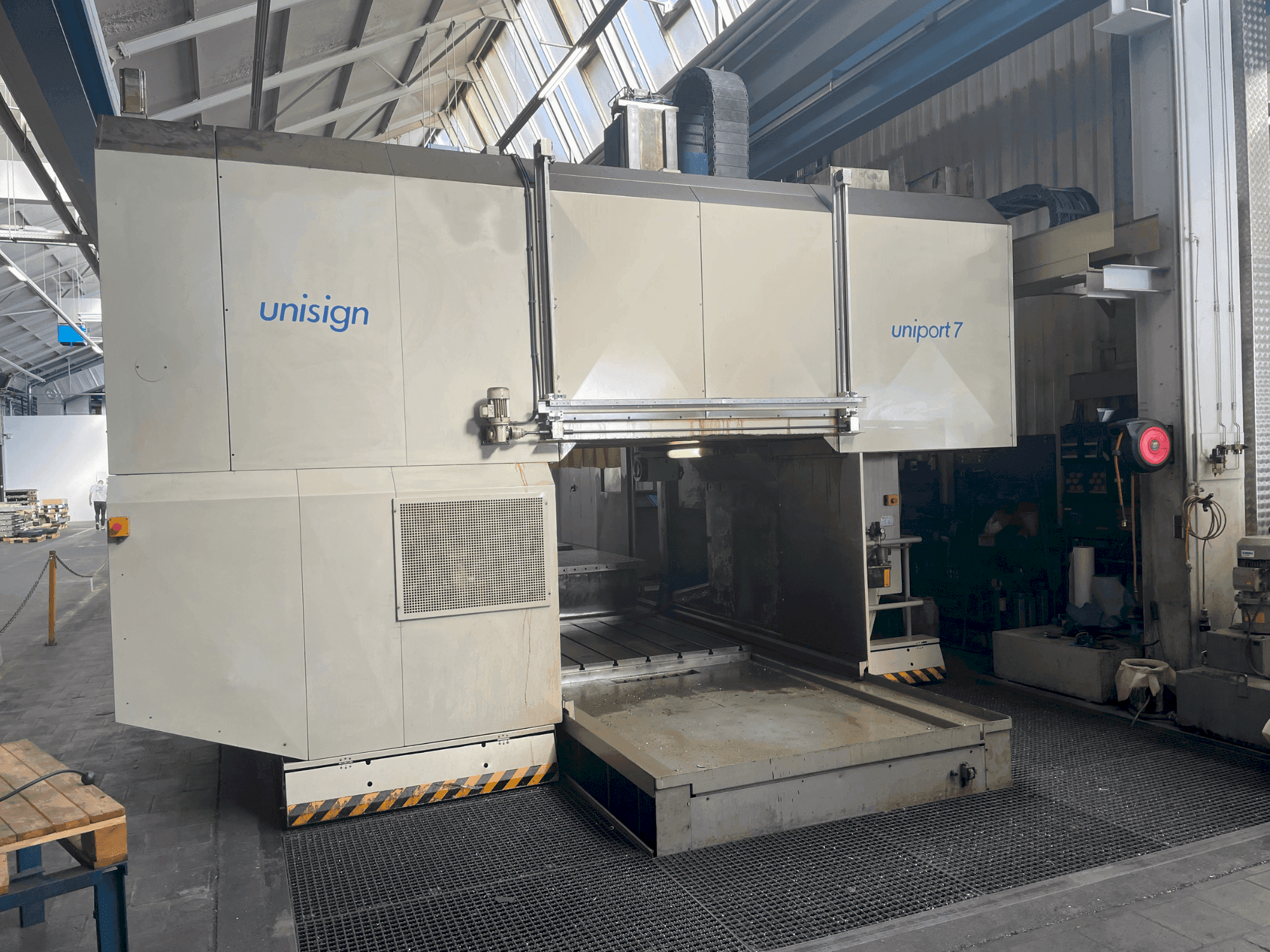 Front view of Unisign UNIPORT 7 machine