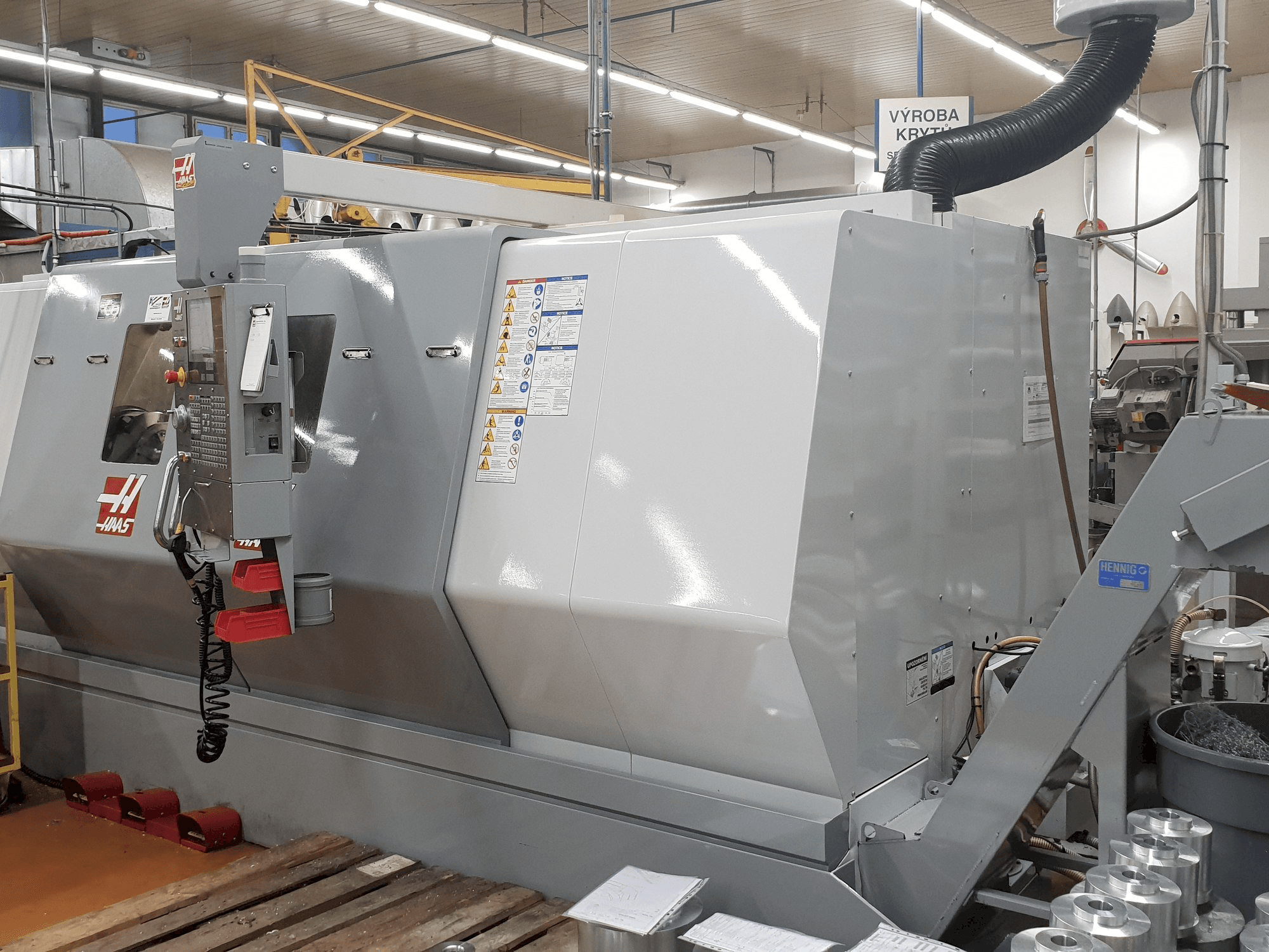 Right view of HAAS SL-40 machine
