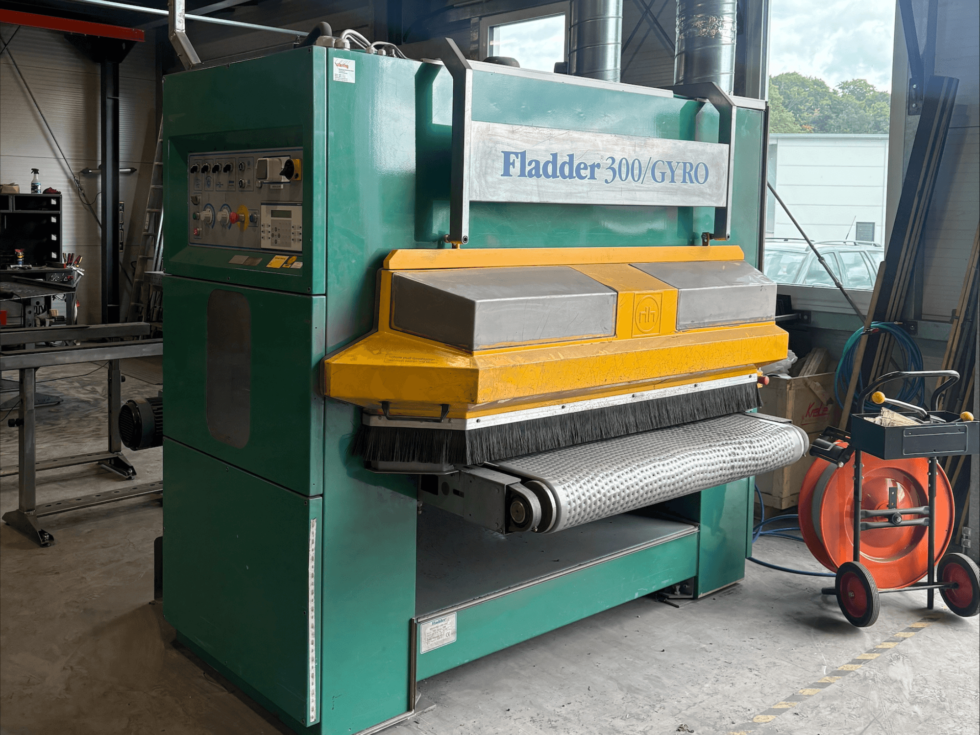 Fladder 300/GYRO industrial sanding machine in green and yellow, front view, featuring control panel and sanding drum.