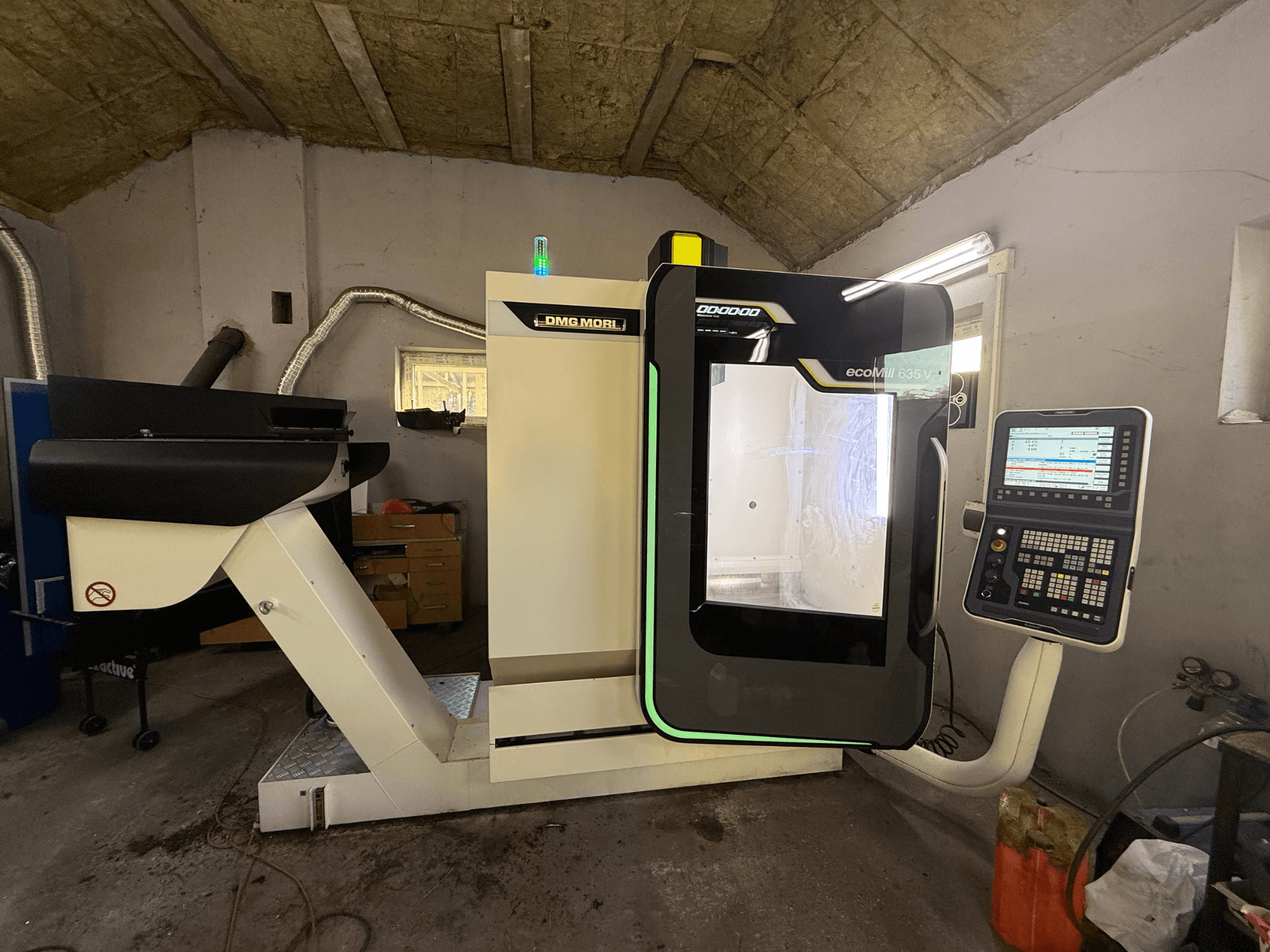 DMG 635 V Ecoline vertical machining centre, front view with control panel, showing machining area and modern design.