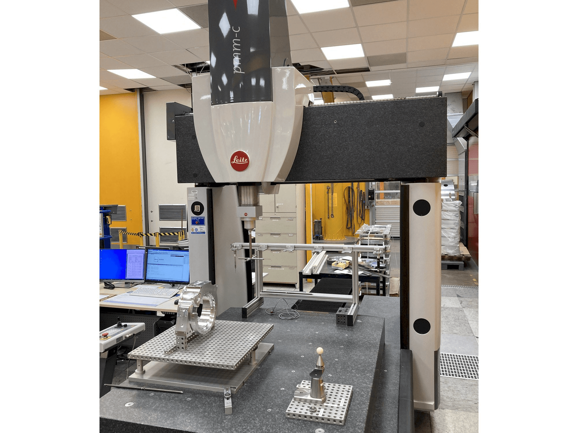 Front view of Hexagon Leitz PMM-C machine