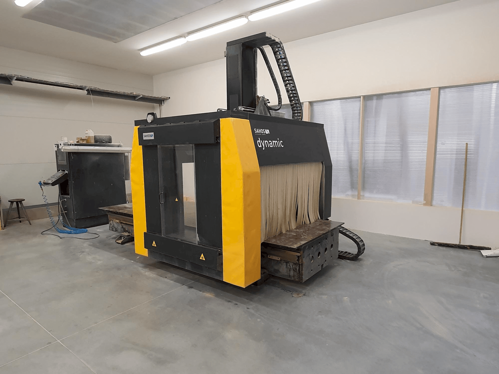 Front view of Sahos Dynamic FC 3000 CNC 5X machine