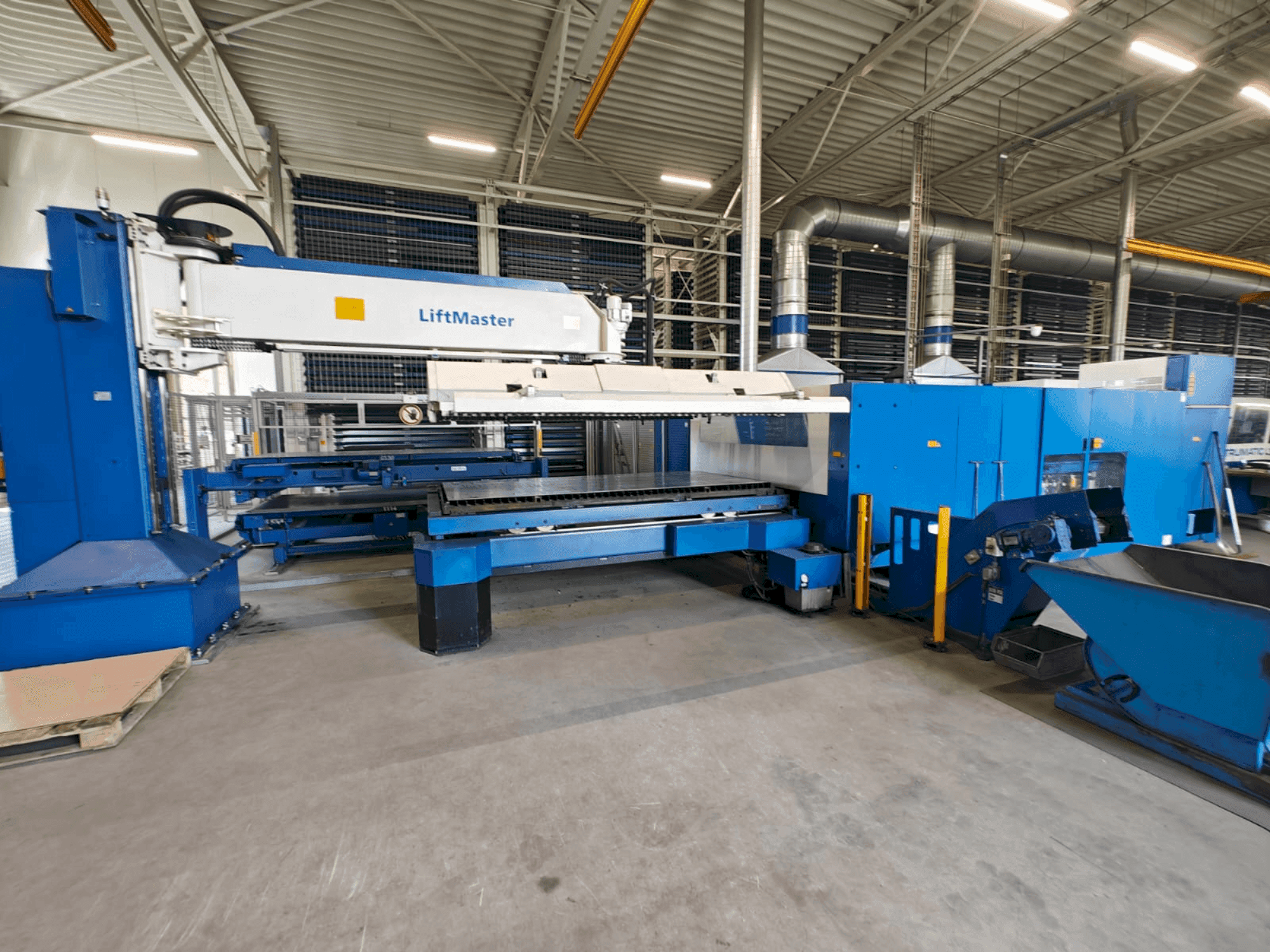 Front view of TRUMPF TruLaser 5030 classic 6,0kW + LiftMaster machine