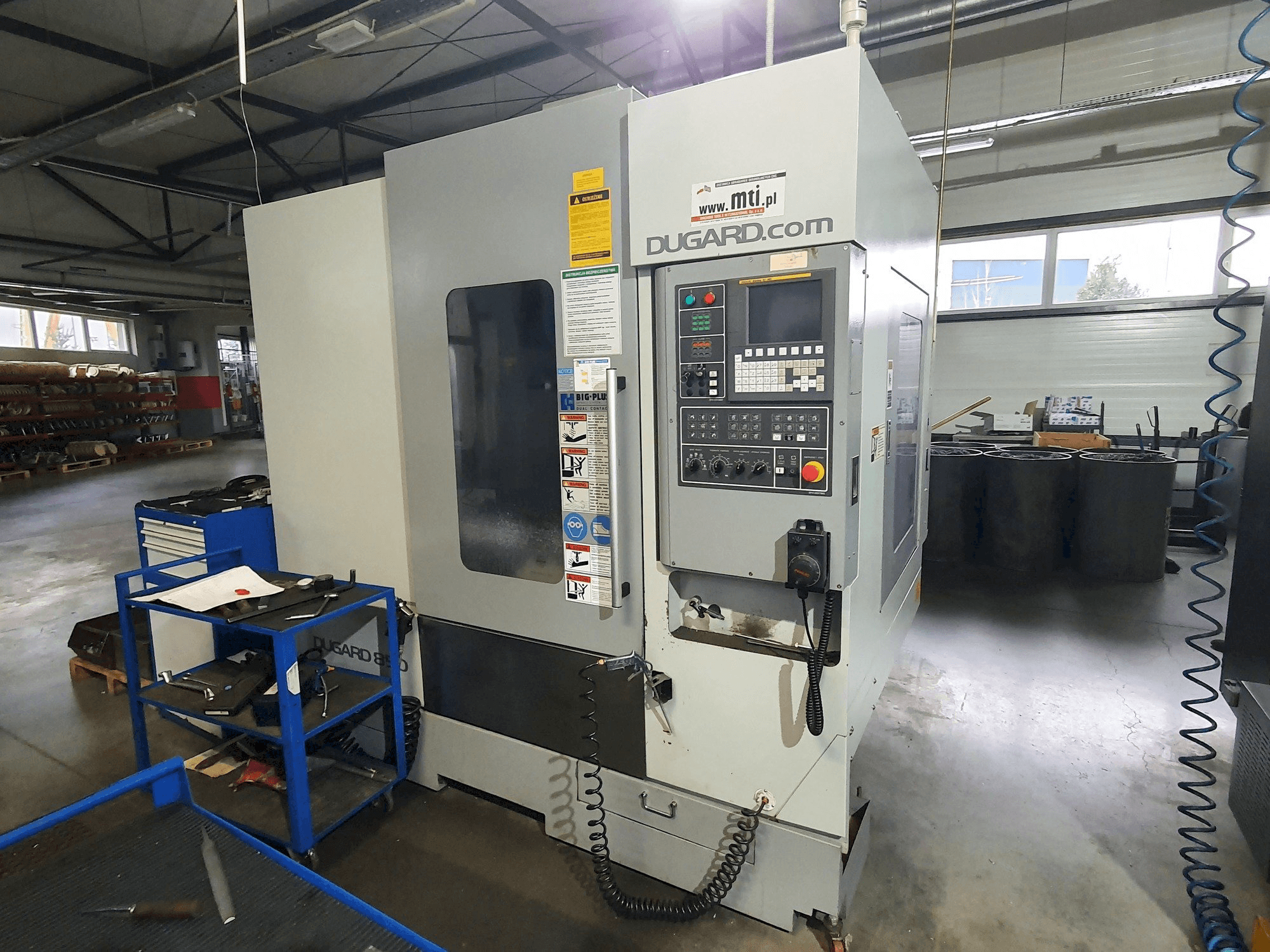 Front view of Dugard 850 VMC machine