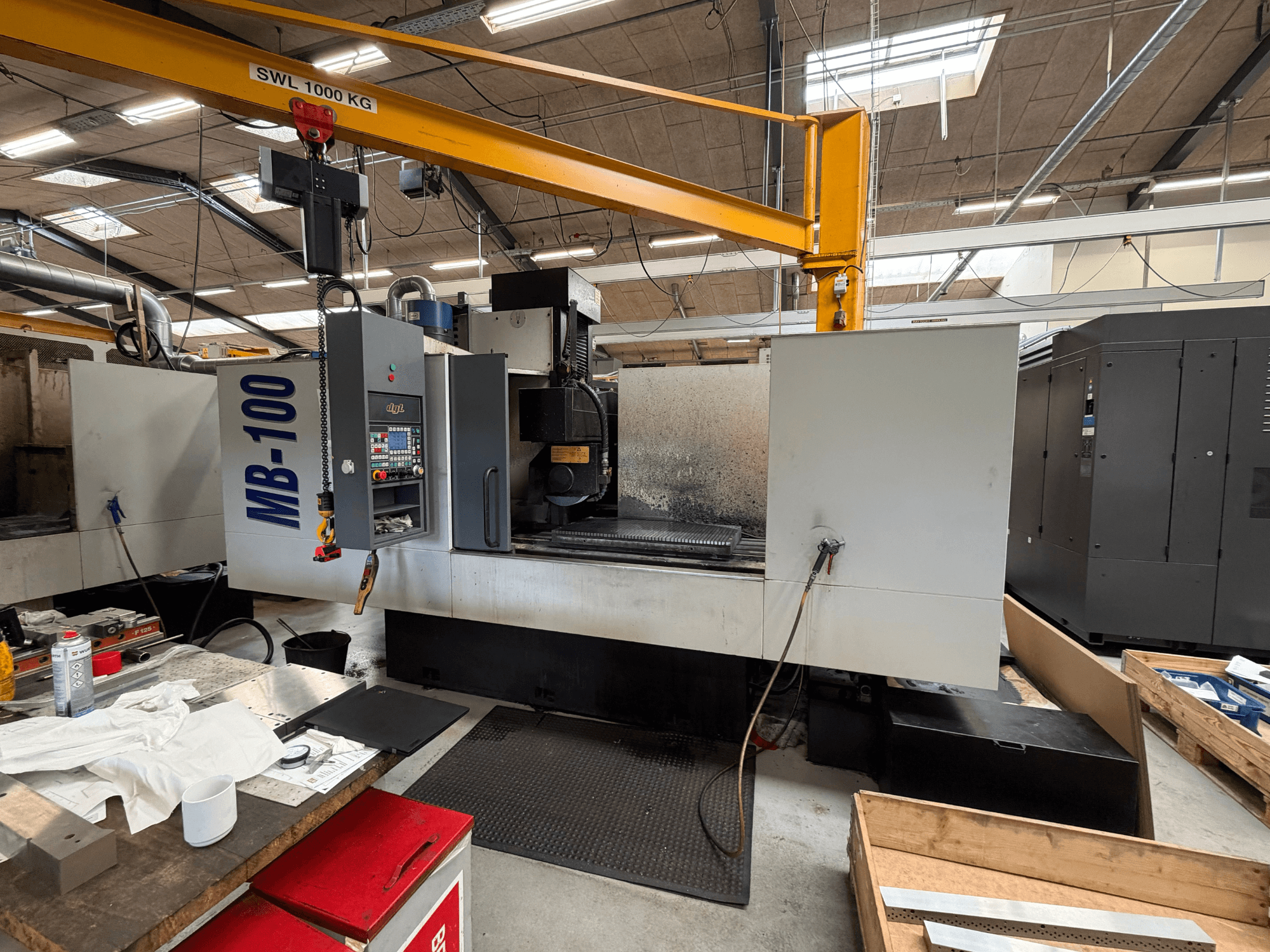 FAVRETTO MB-100 surface grinding machine, front view, showcasing control panel and work area in a workshop setting.