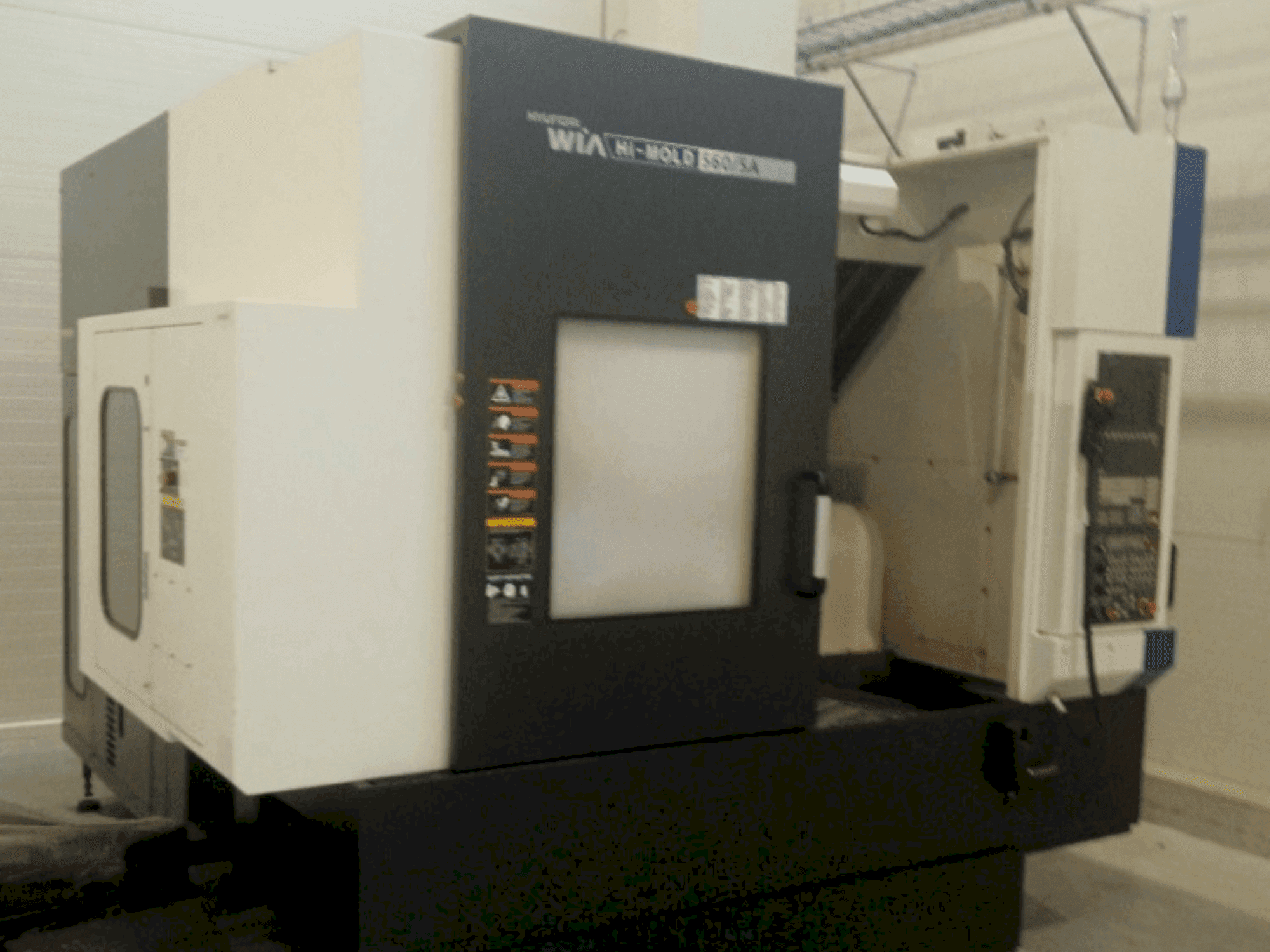Front view of Hyundai Wia Hi-MOLD 560/5A machine