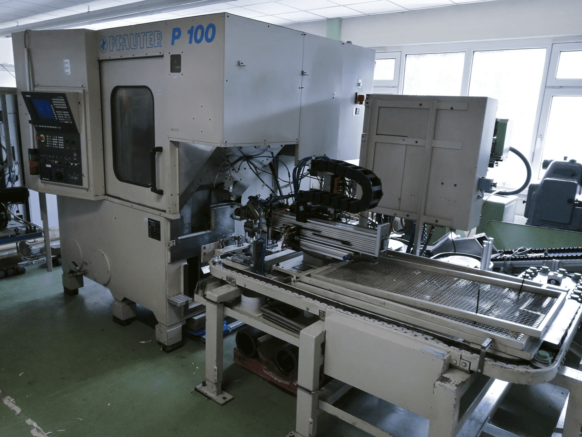 Front view of GLEASON-PFAUTER P100 Machine