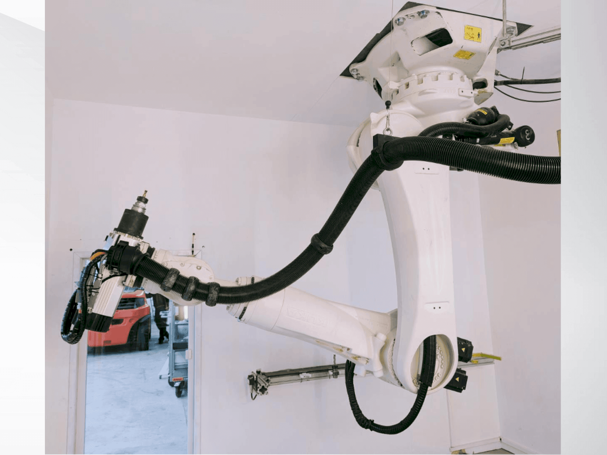 Front view of KUKA KR 270 R2700 C ultra + Absolute measurement machine
