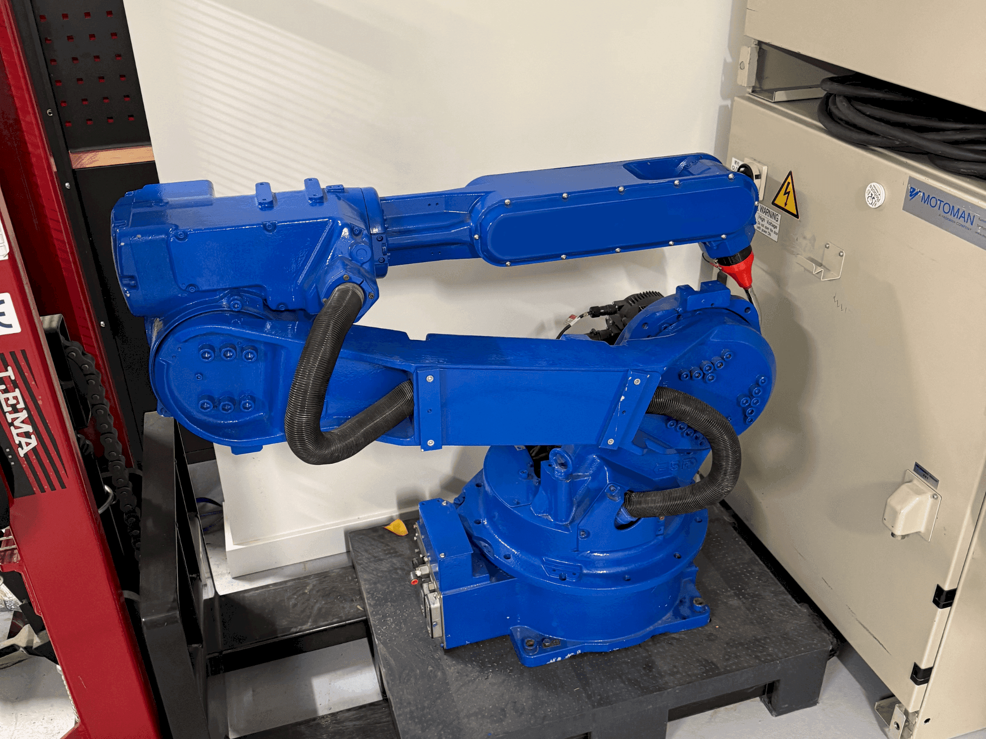 Front view of Yaskawa Motoman YR HP 20D machine