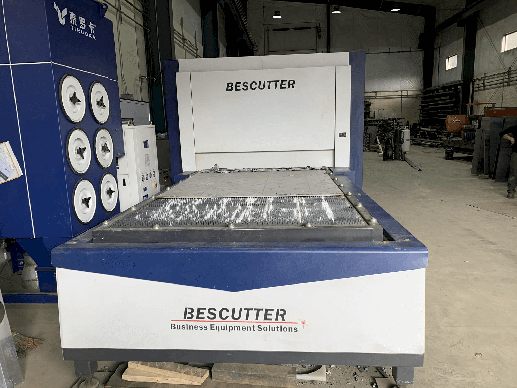 Front view of BESCUTTER Tital-8000W IPG machine