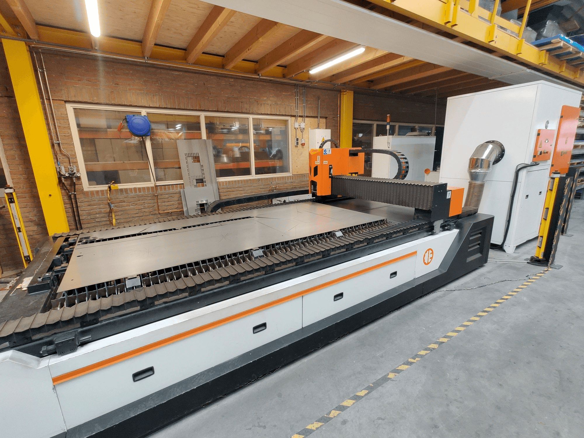 Front view of ERMAKSAN Fibermak Hawk 3015 1kw fiber machine