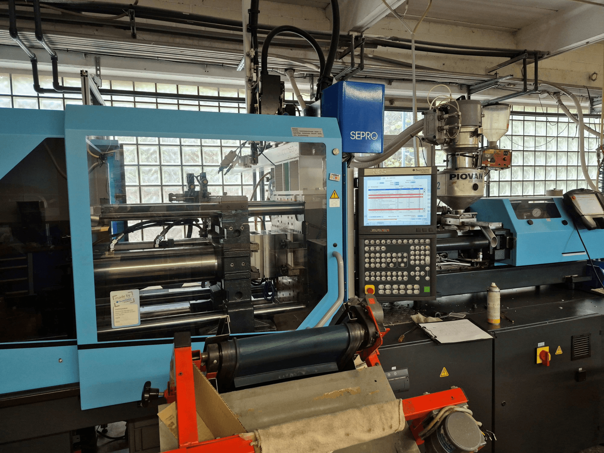 Hydraulic Injection Moulding Machine SUMITOMO SHI DEMAG Systec 120/470-430, front view with control panel and feed system visible.
