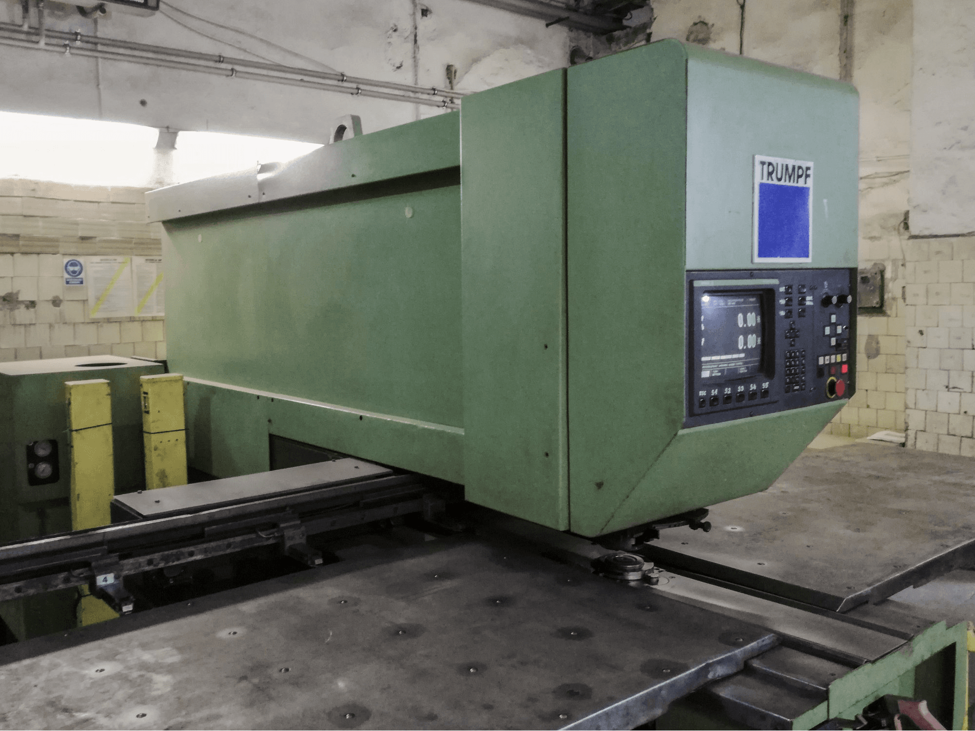 Left view 1 of Trumpf Trumatic 235 Machine
