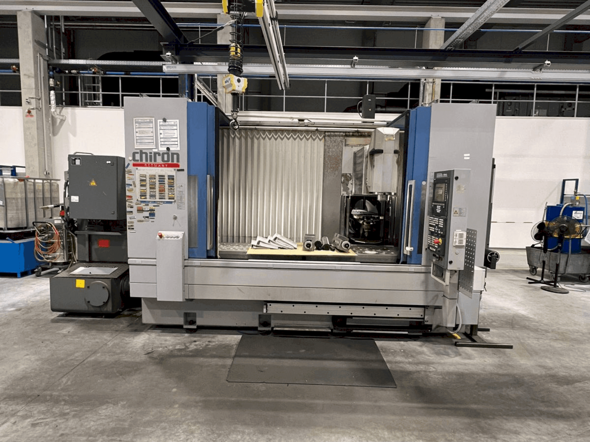 Front view of CHIRON Mill 2000 machine