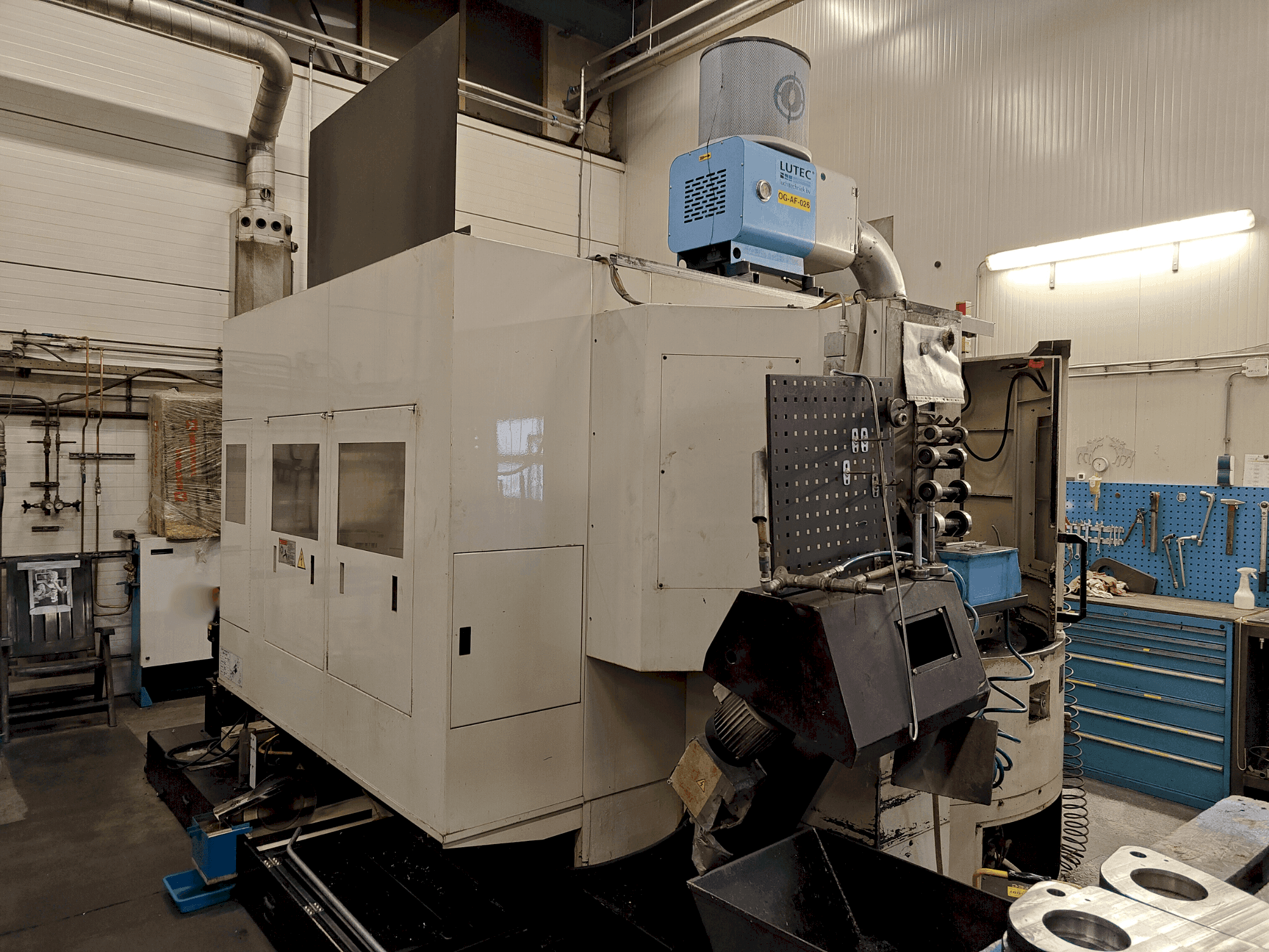 Front view of Hurco HTX 500 machine