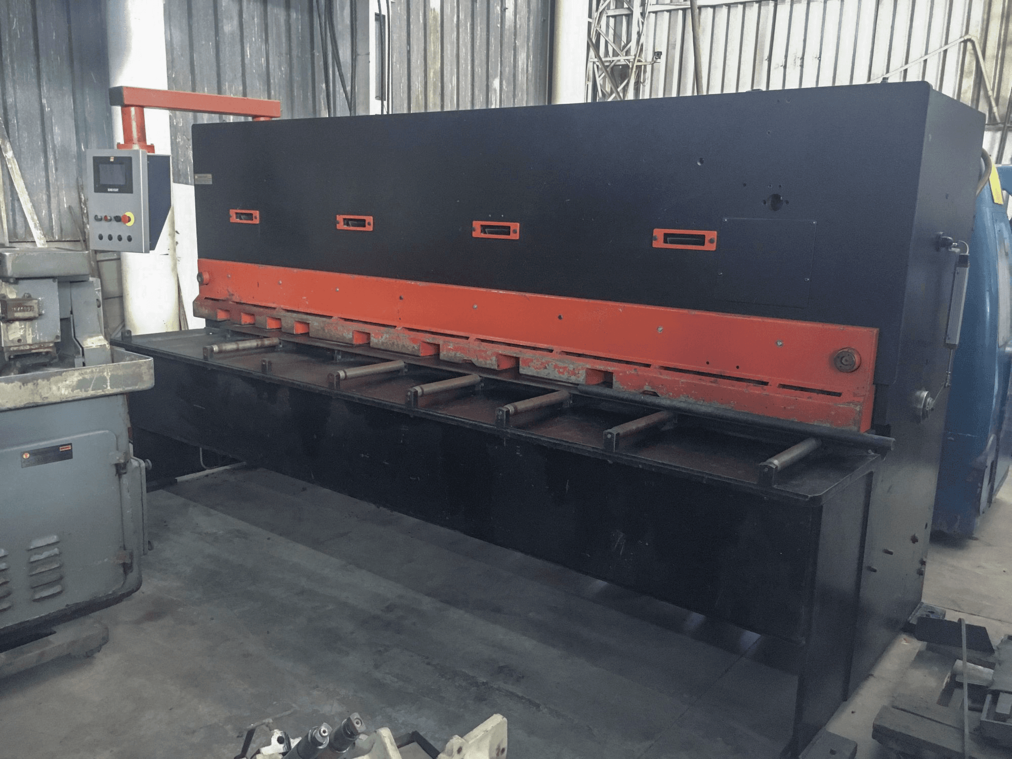 Right view of Durma DHGM 3006 machine