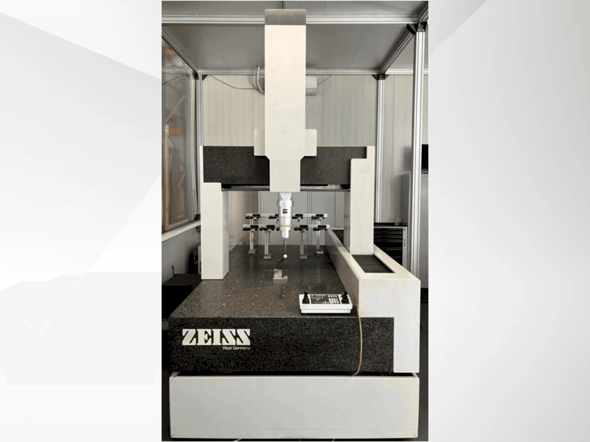 Front view of ZEISS UMC 850 machine