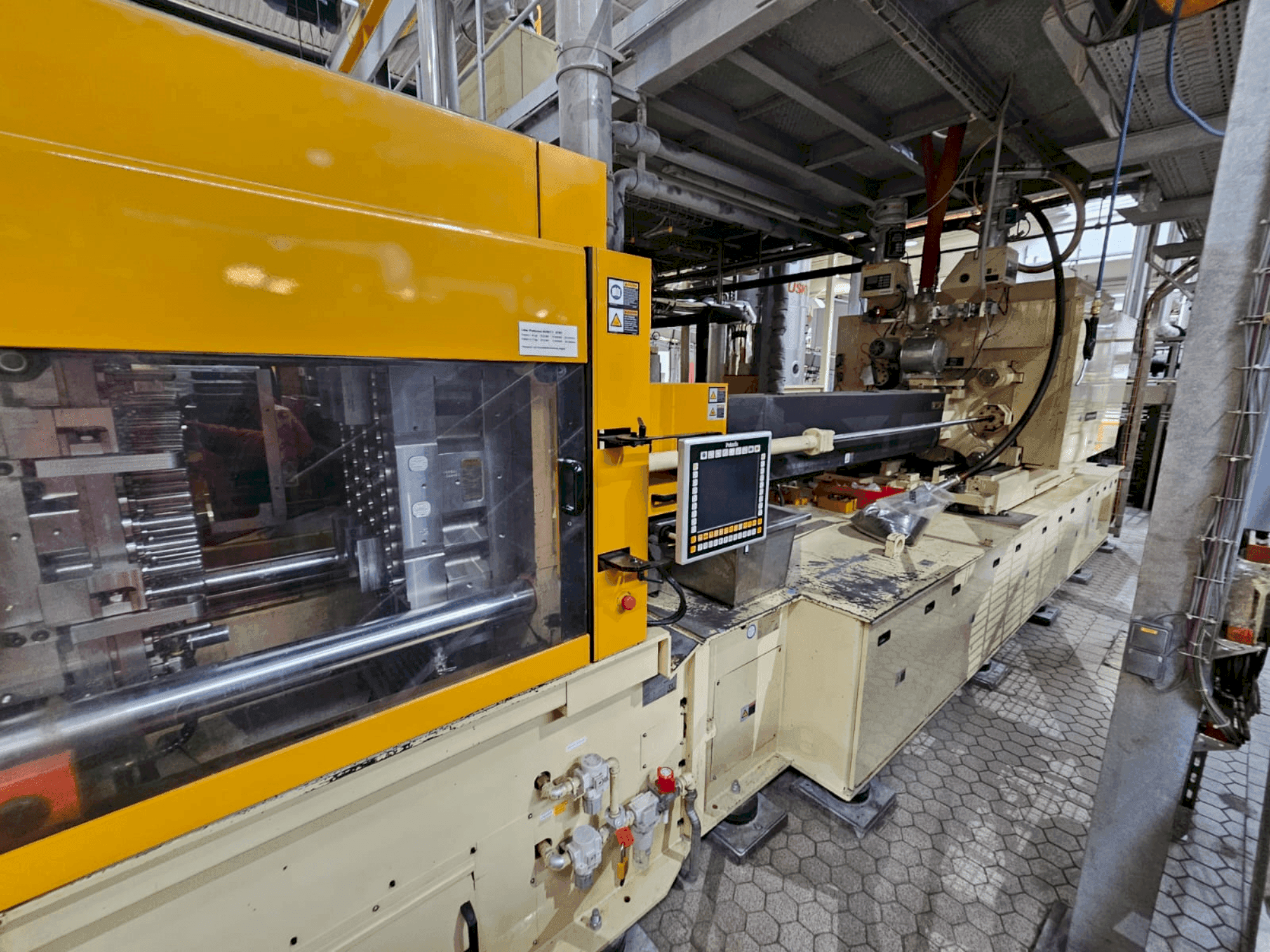 Front view of Husky HPETL230E-RSE95D-95 machine