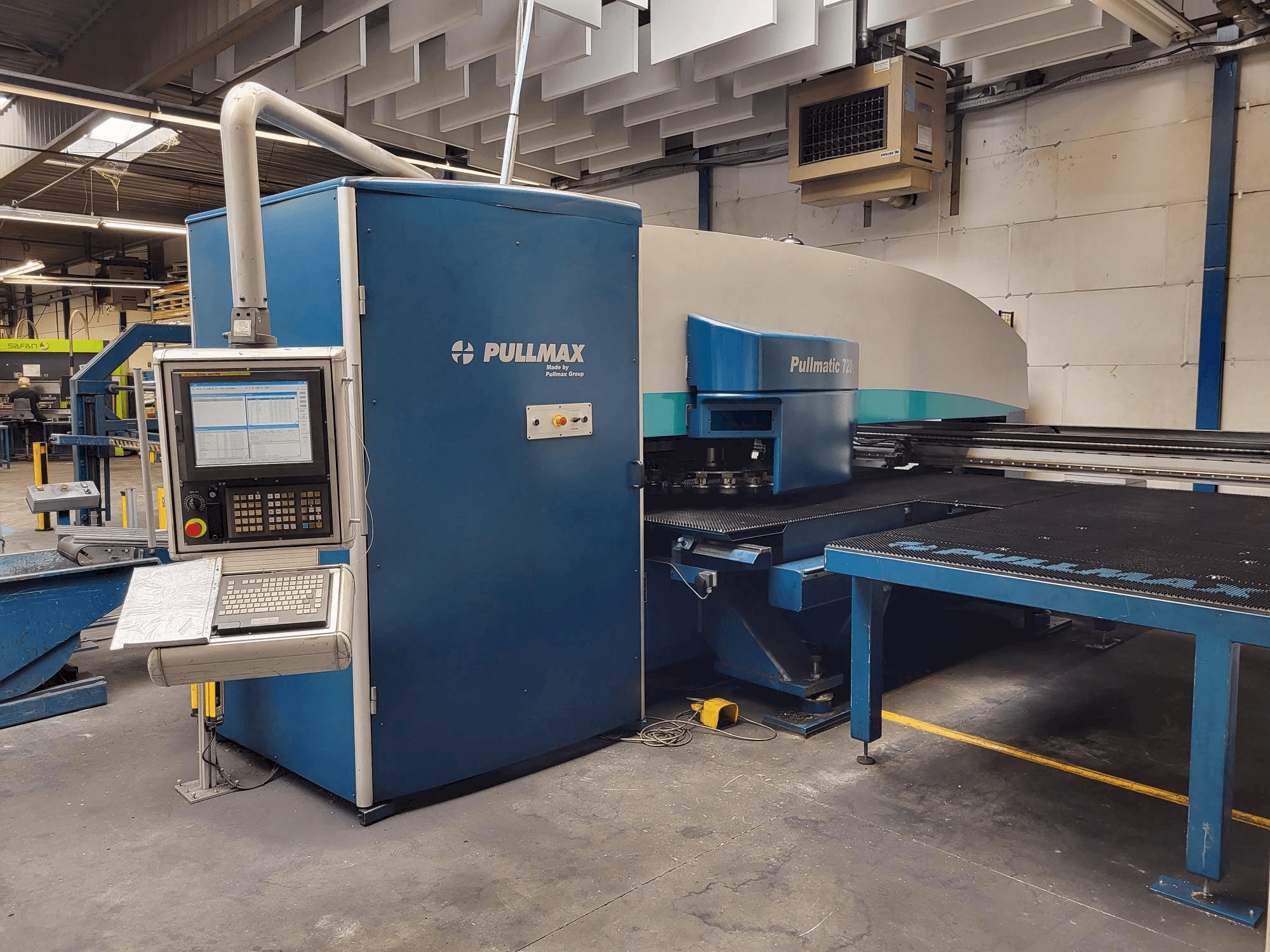 Front view of Pullmax 720 machine