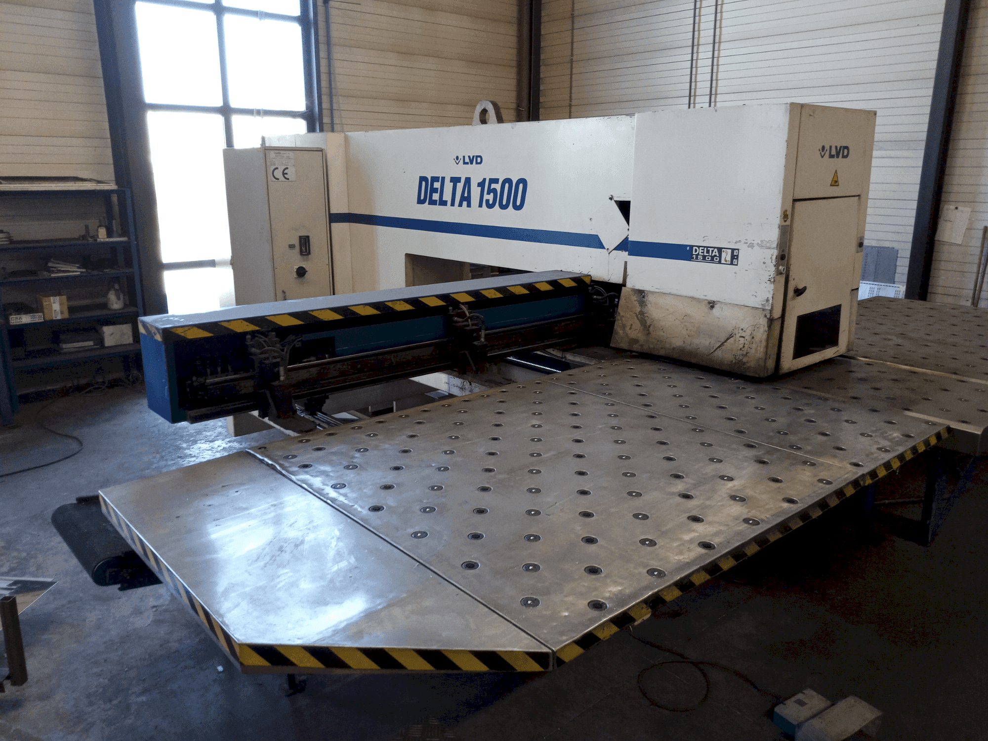 Front view of LVD DELTA 1500 LB machine