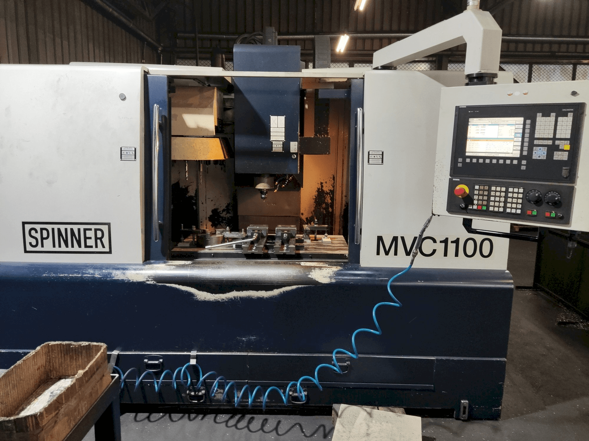 Front view of SPINNER MVC-1100 machine