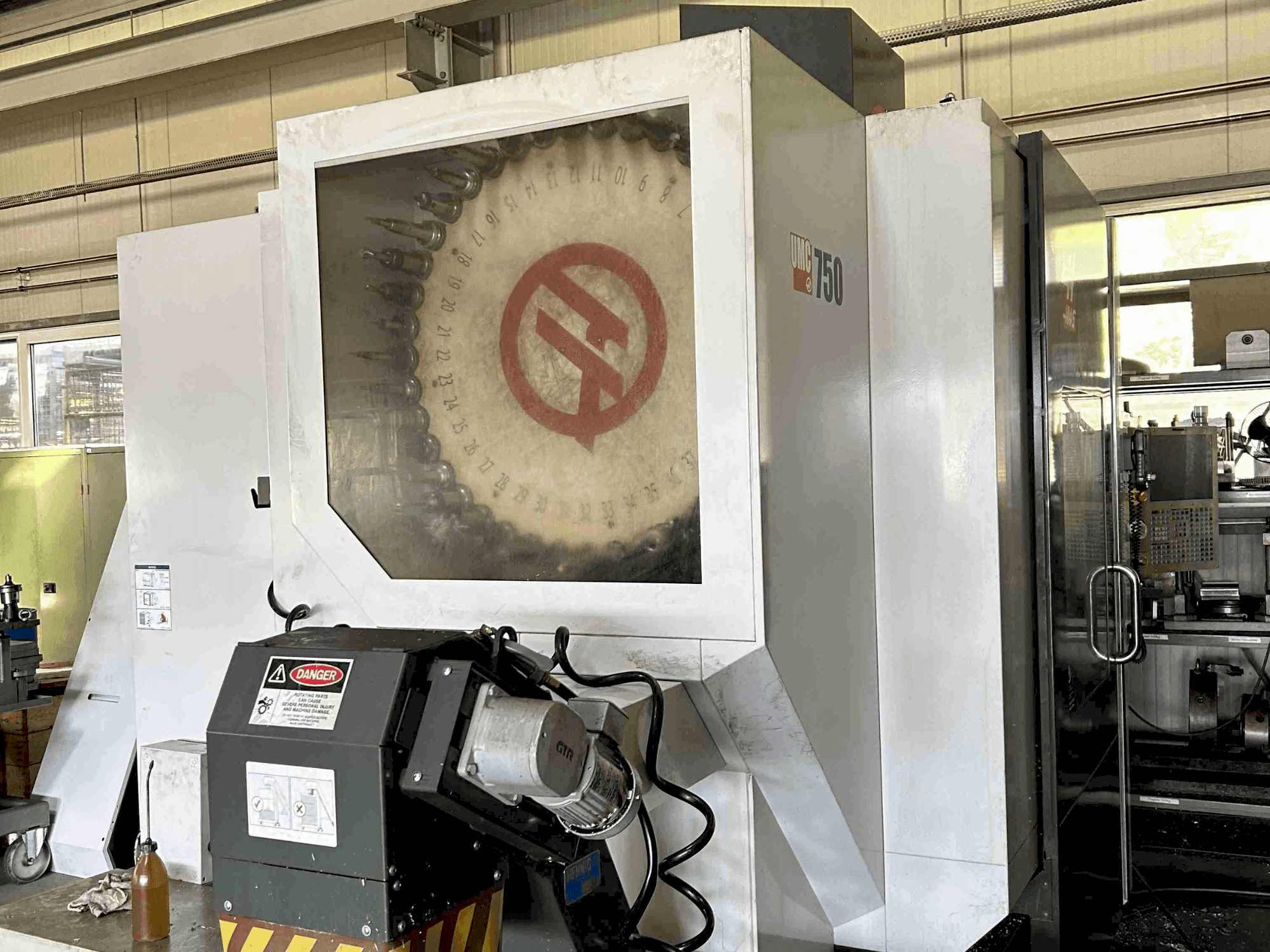 Front view of HAAS UMC-750 machine