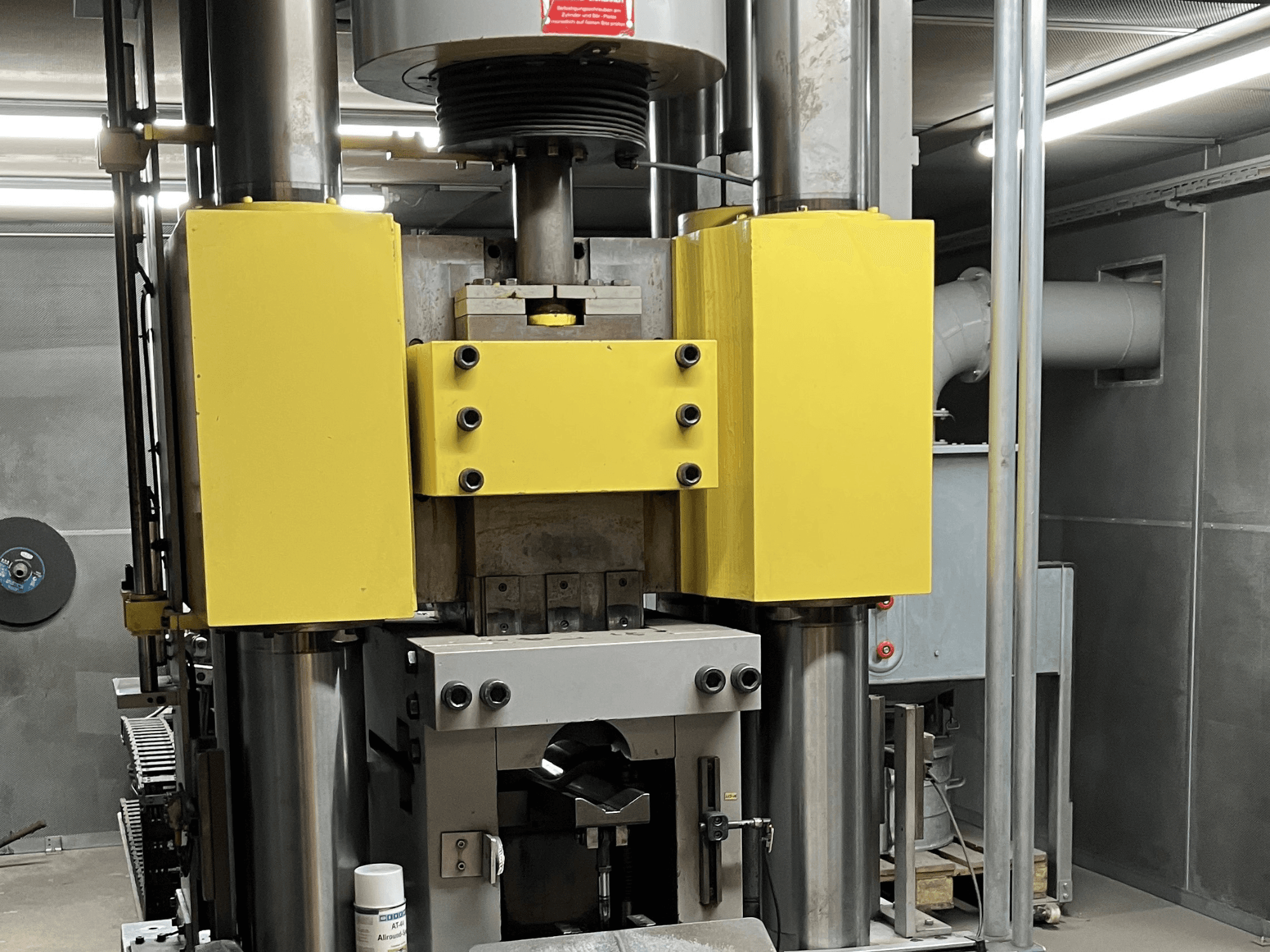 WINTER VSP 350 hydraulic press in a side view, featuring yellow and gray elements, with visible hydraulic cylinders and controls.
